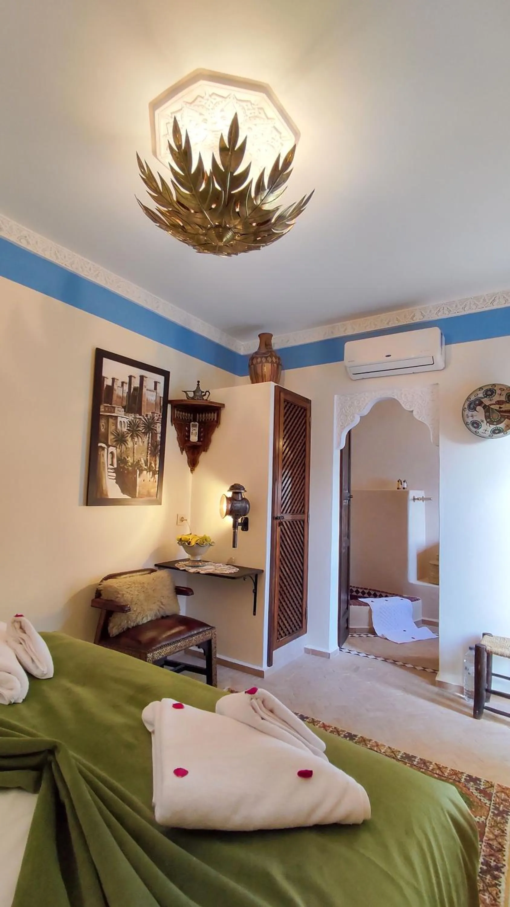 Photo of the whole room, Bed in RIAD DAR En-Nawat