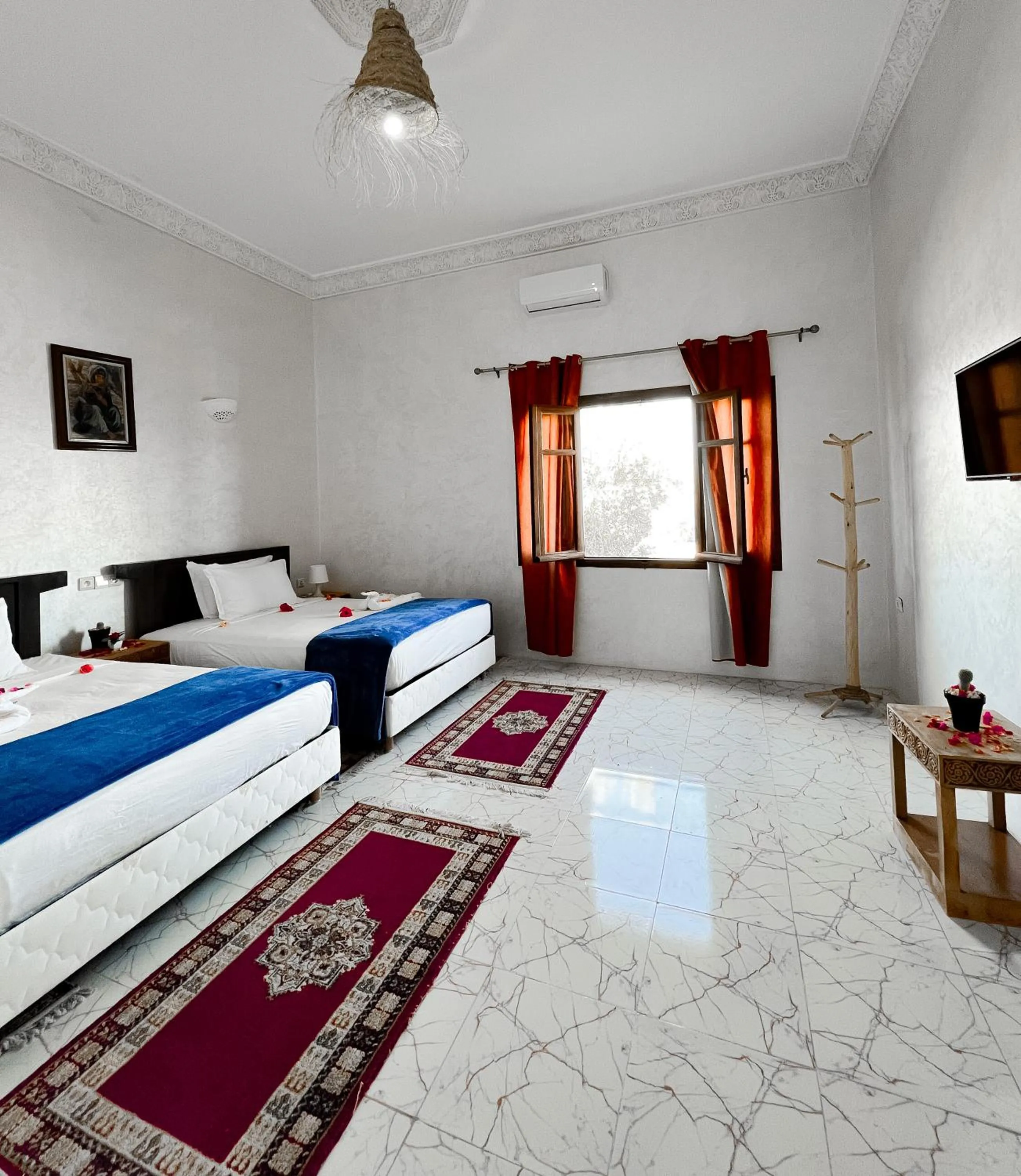 Communal lounge/ TV room, Bed in Guest House Qodwa