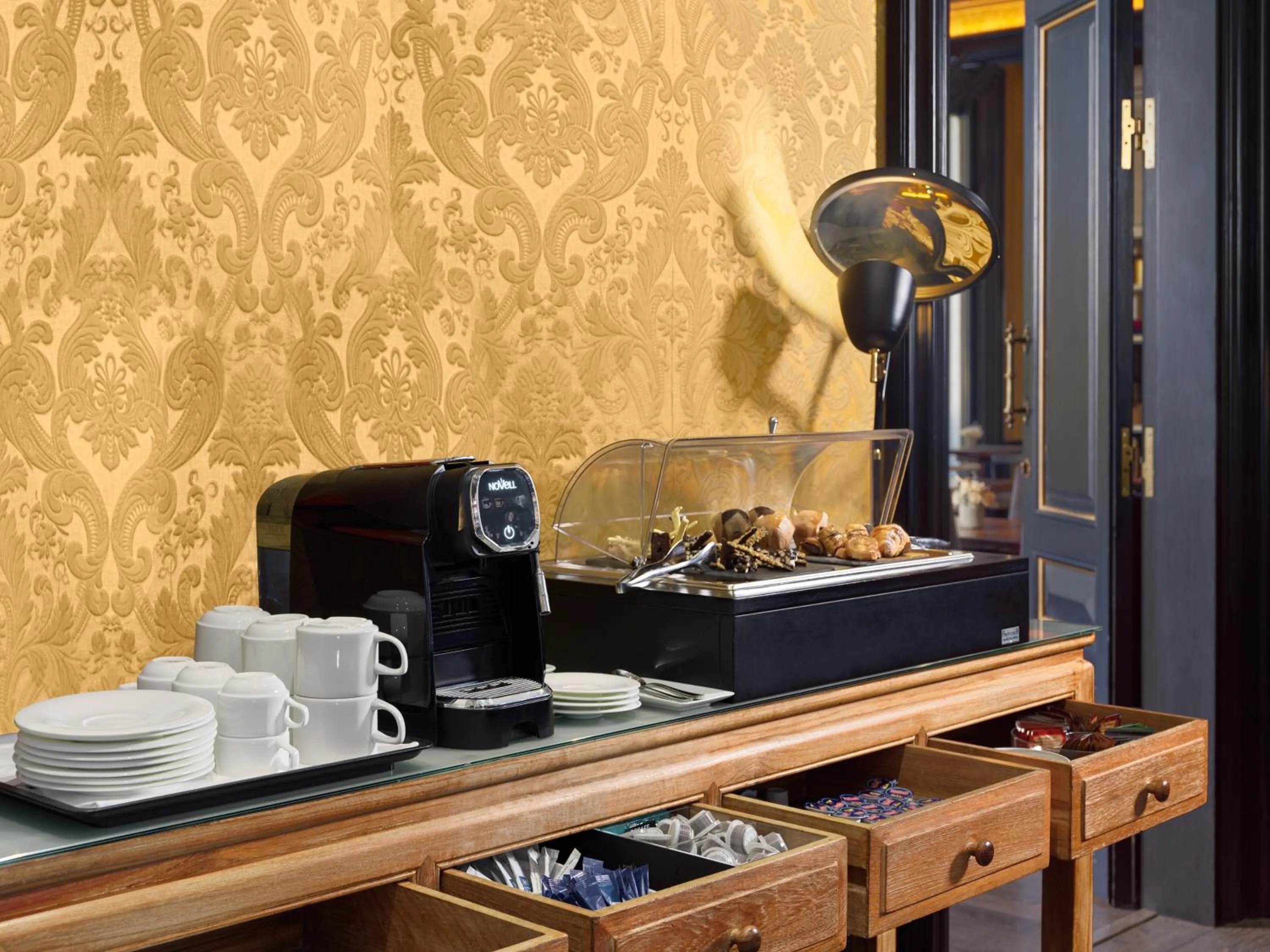 Lounge or bar in Boutique Hotel H10 Catalunya Plaza