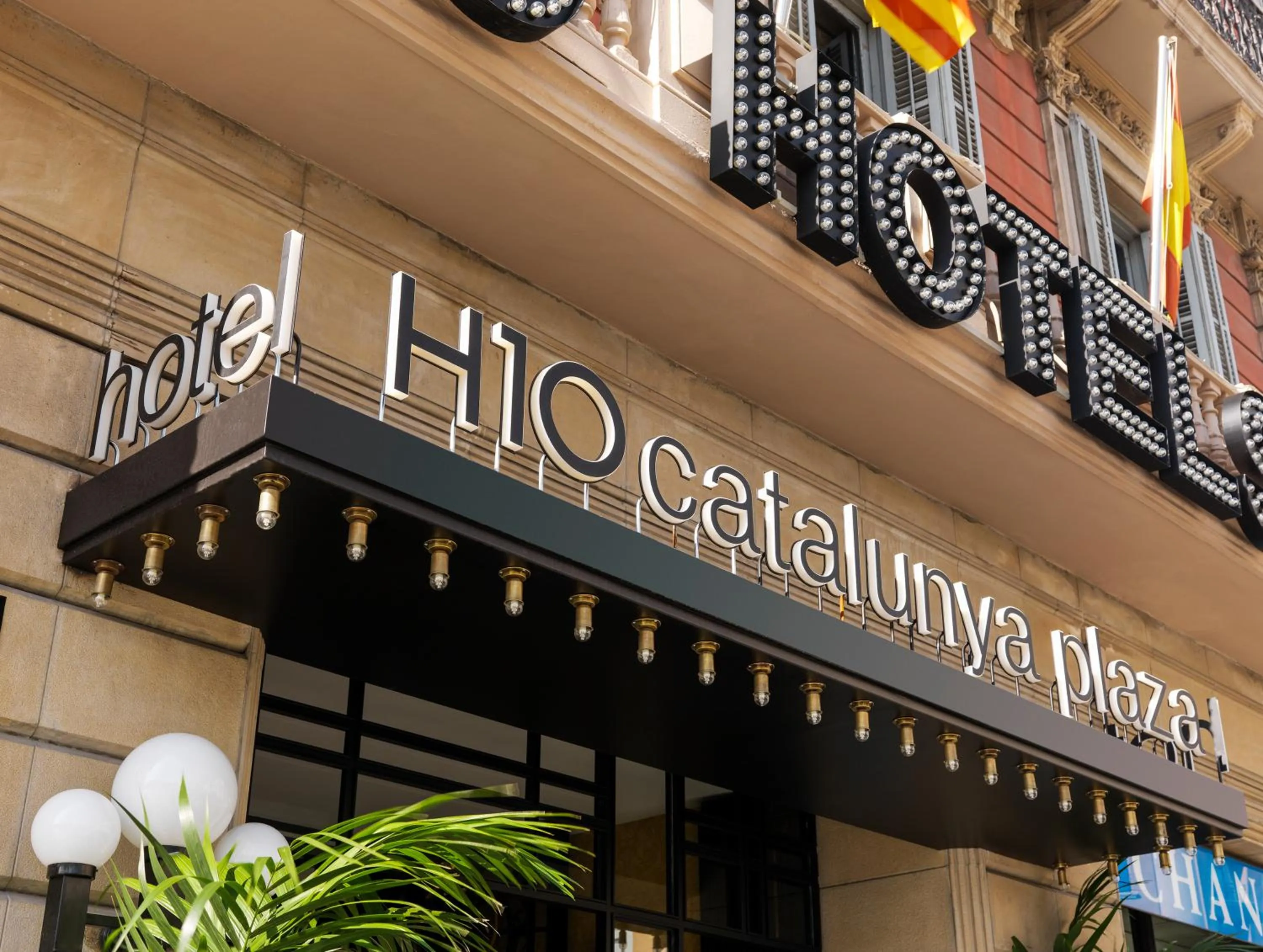 Property building in Boutique Hotel H10 Catalunya Plaza
