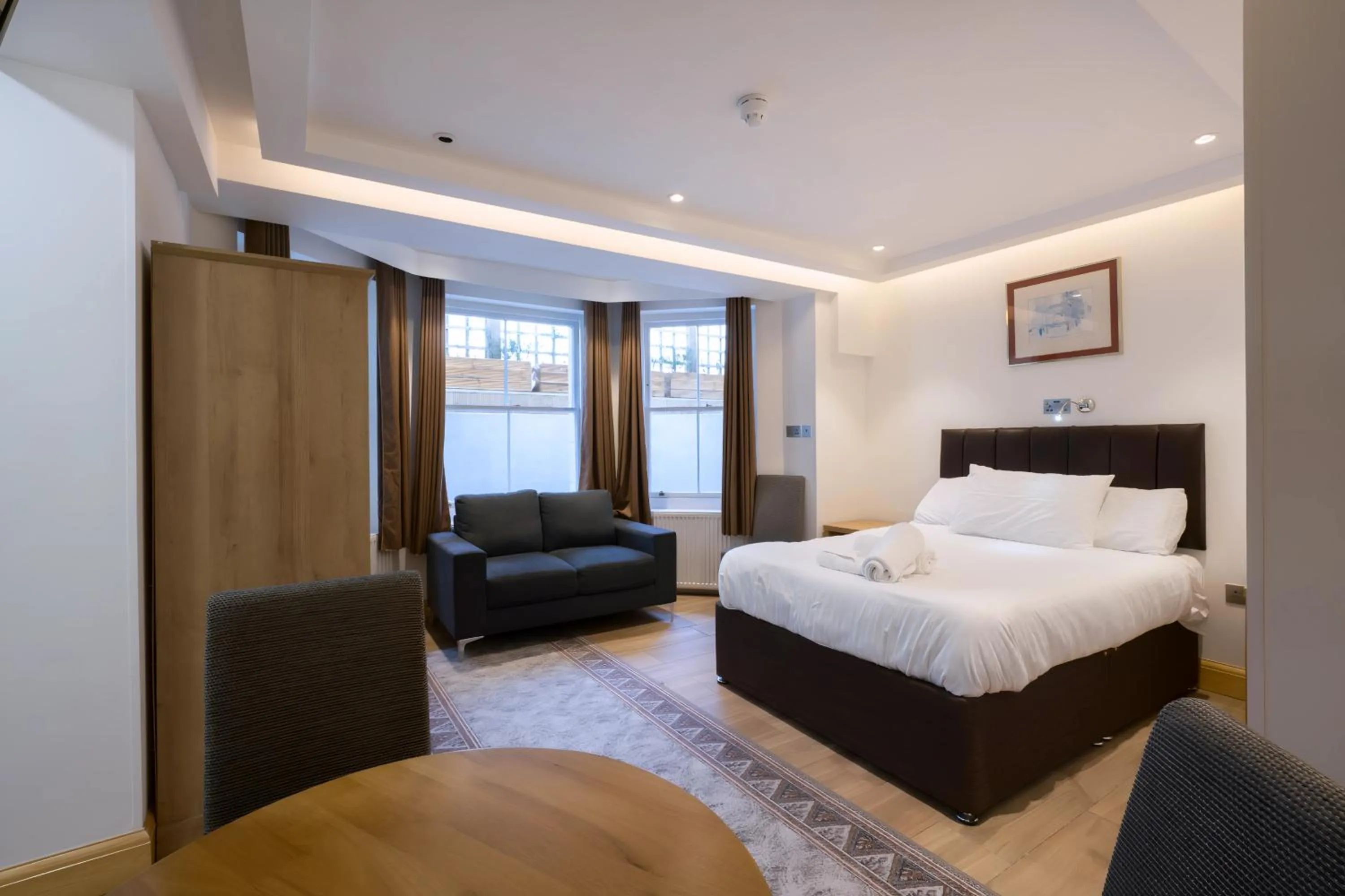 View (from property/room), Bed in Osborne Aparthotel