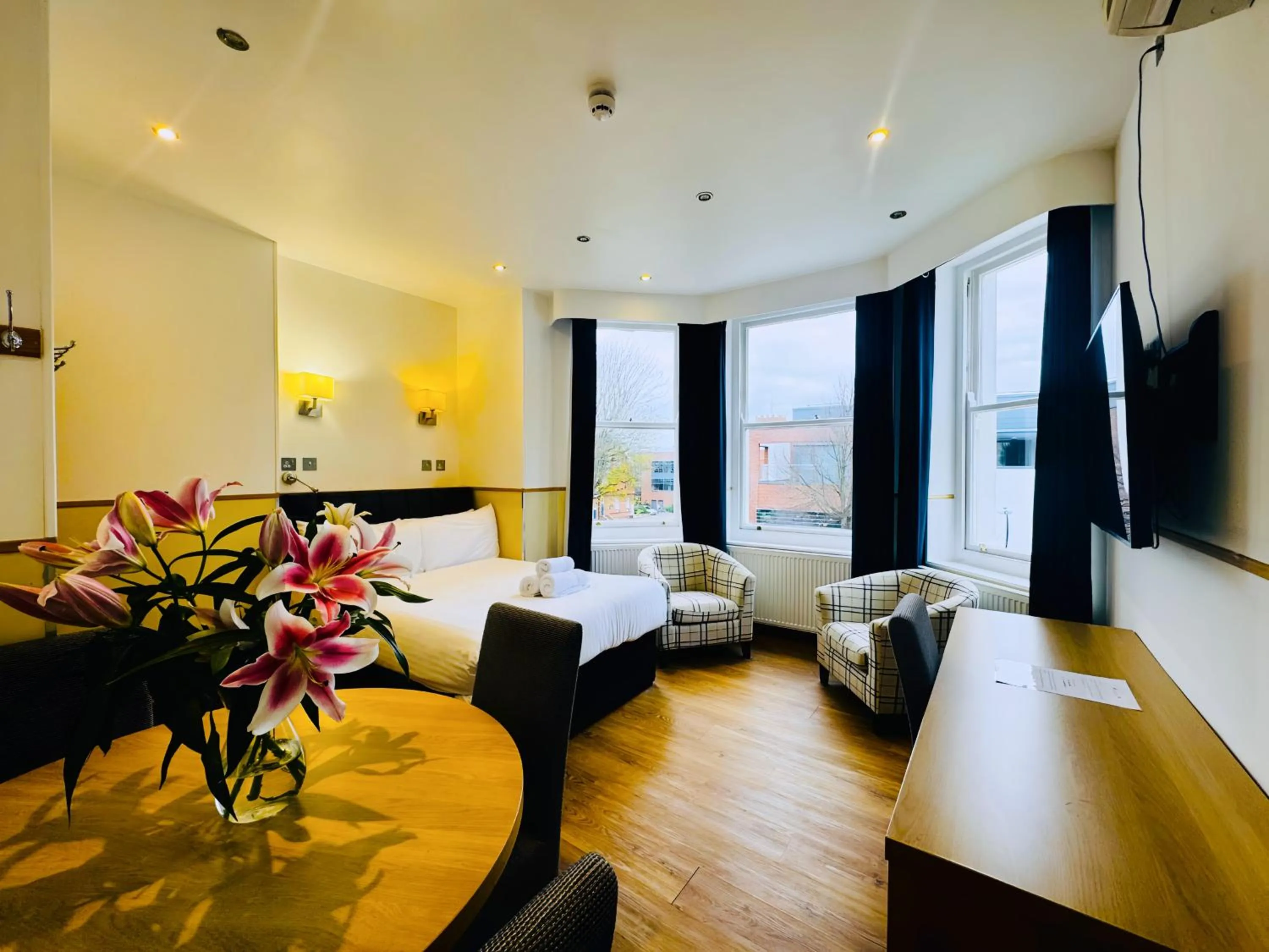 Dining area, Bed in Osborne Aparthotel