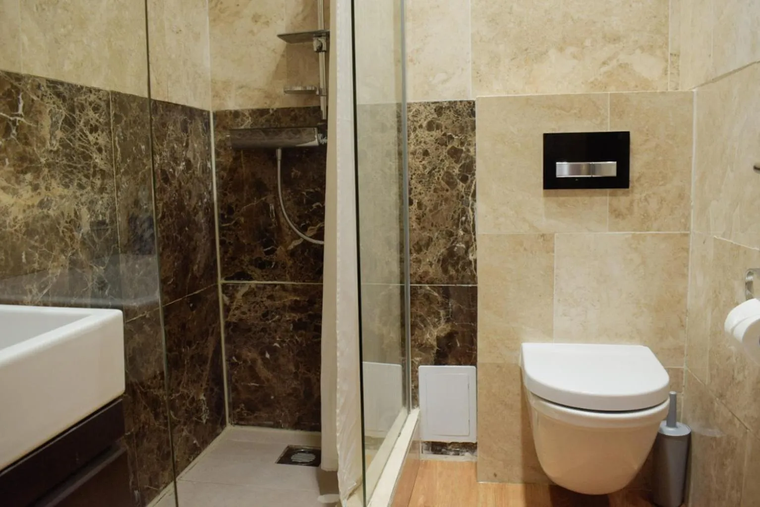 Toilet in Osborne Aparthotel