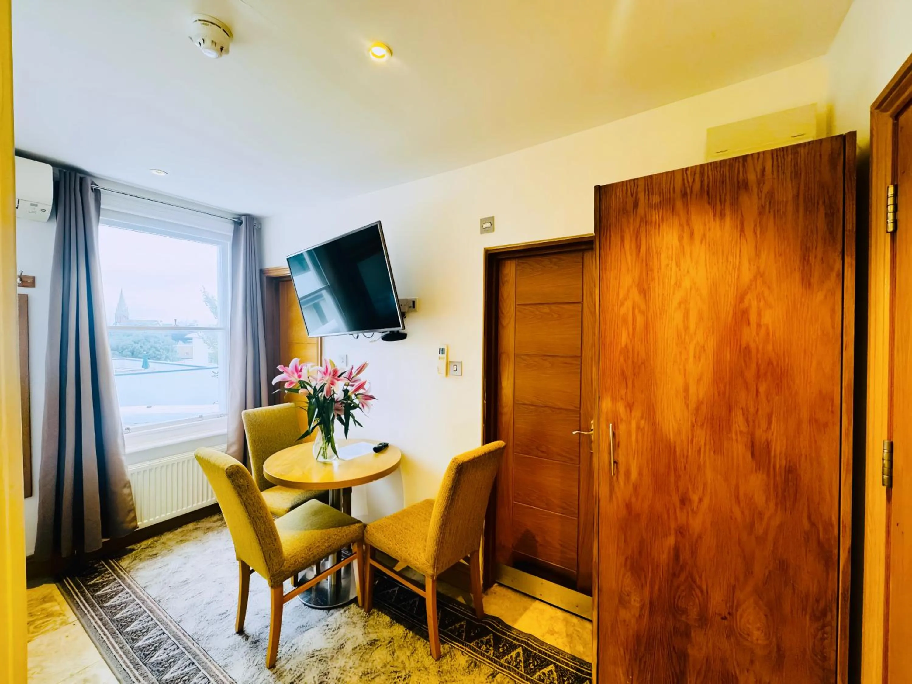 TV and multimedia in Osborne Aparthotel