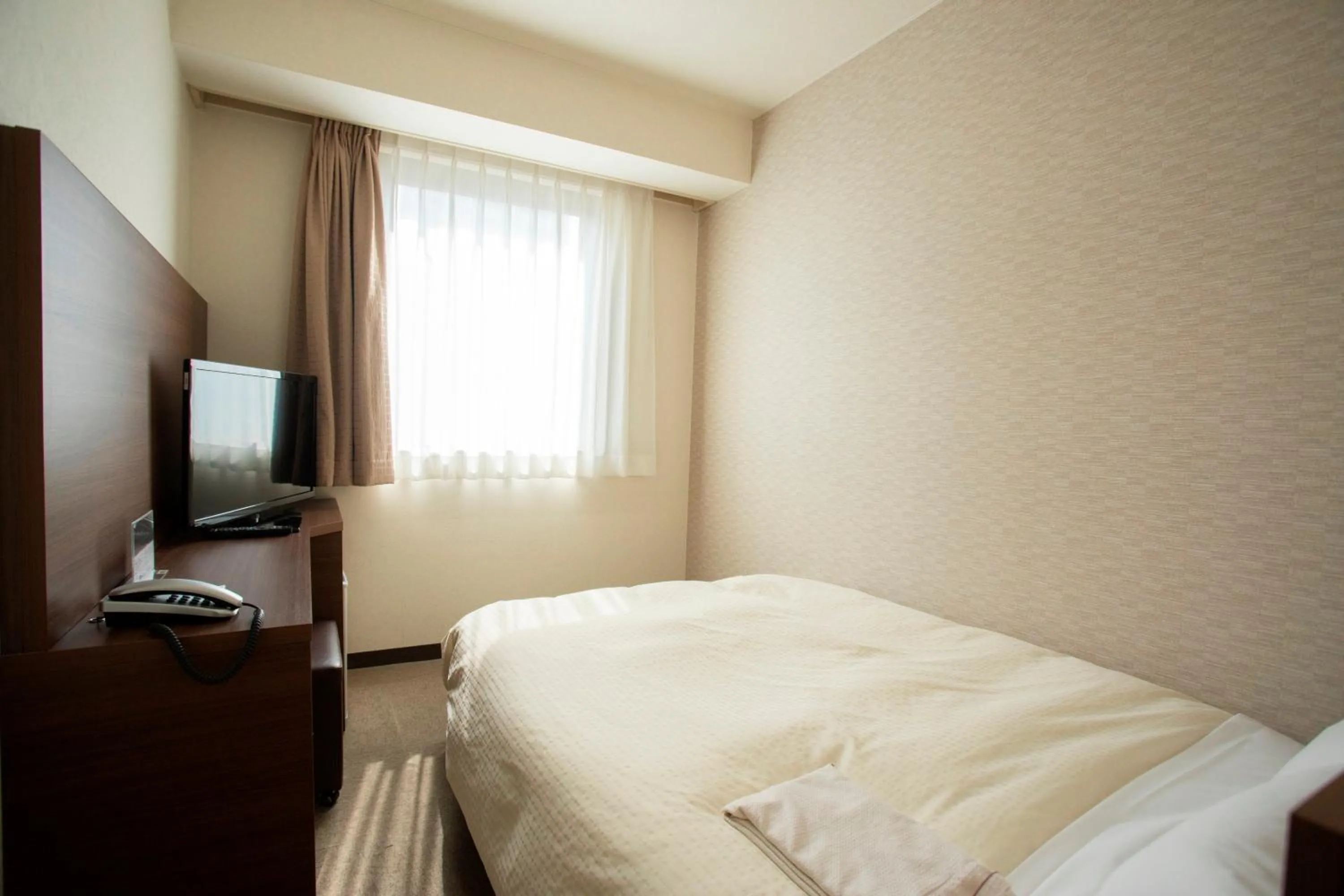 Bedroom, TV/Entertainment Center in Hiroshima Pacific Hotel