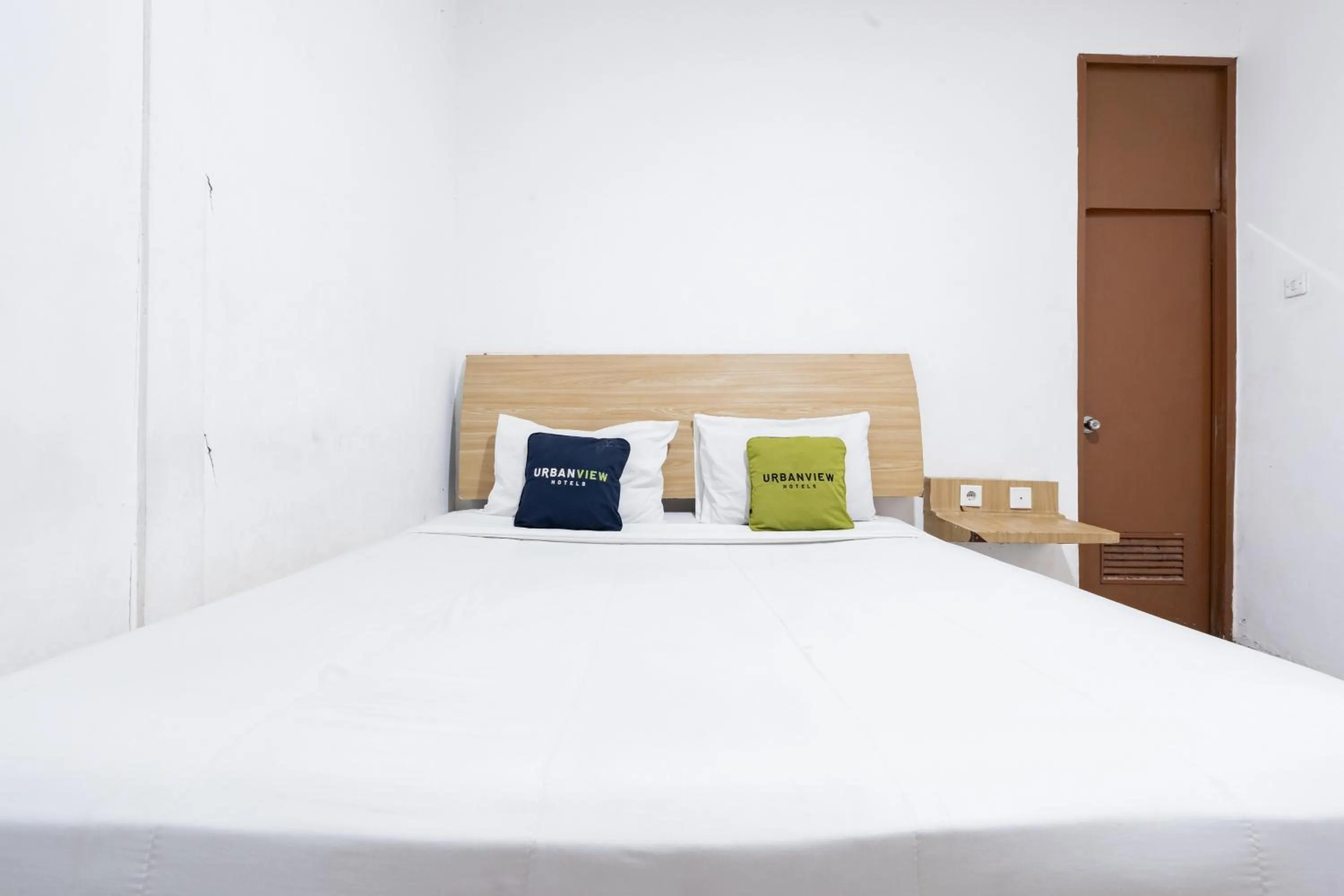 Bedroom, Bed in Urbanview Hotel Cozy Samarinda by RedDoorz