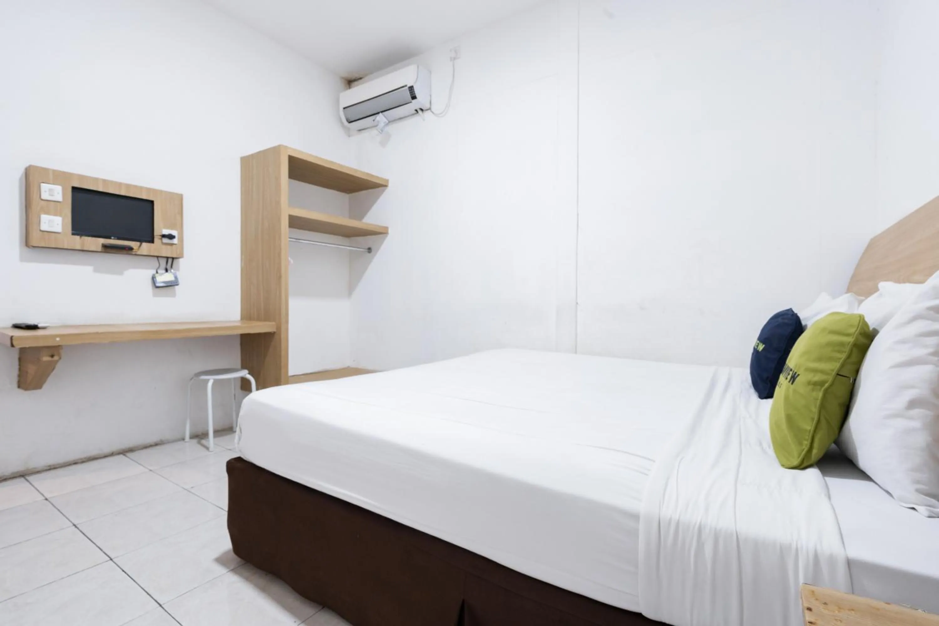 Bedroom, Bed in Urbanview Hotel Cozy Samarinda by RedDoorz