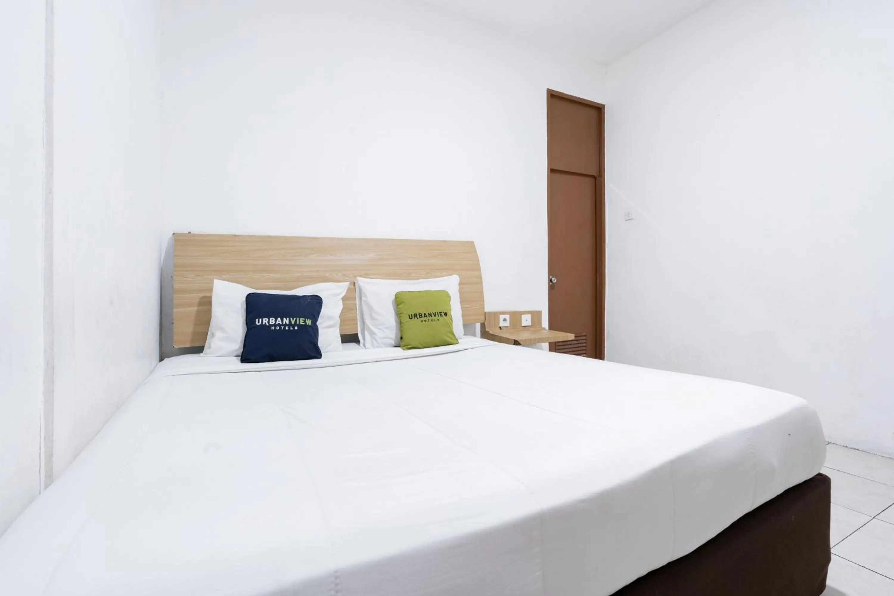 Bedroom, Bed in Urbanview Hotel Cozy Samarinda by RedDoorz