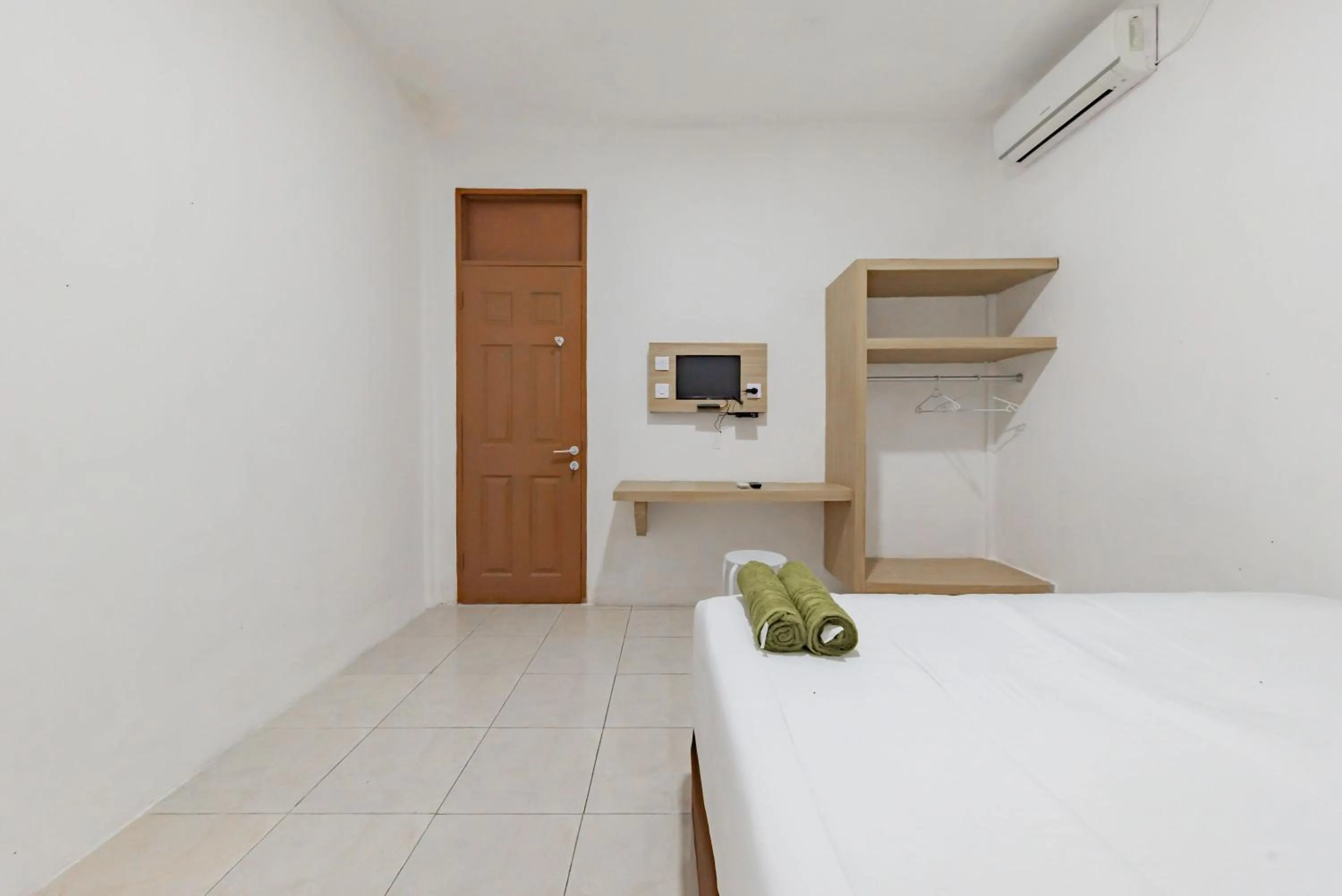 Bedroom, Bed in Urbanview Hotel Cozy Samarinda by RedDoorz
