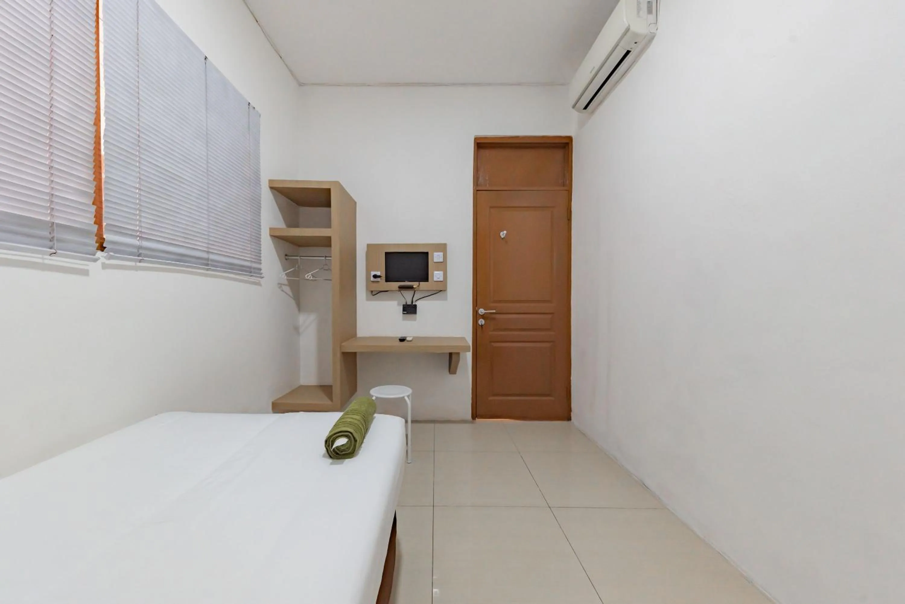 Bedroom, Bed in Urbanview Hotel Cozy Samarinda by RedDoorz