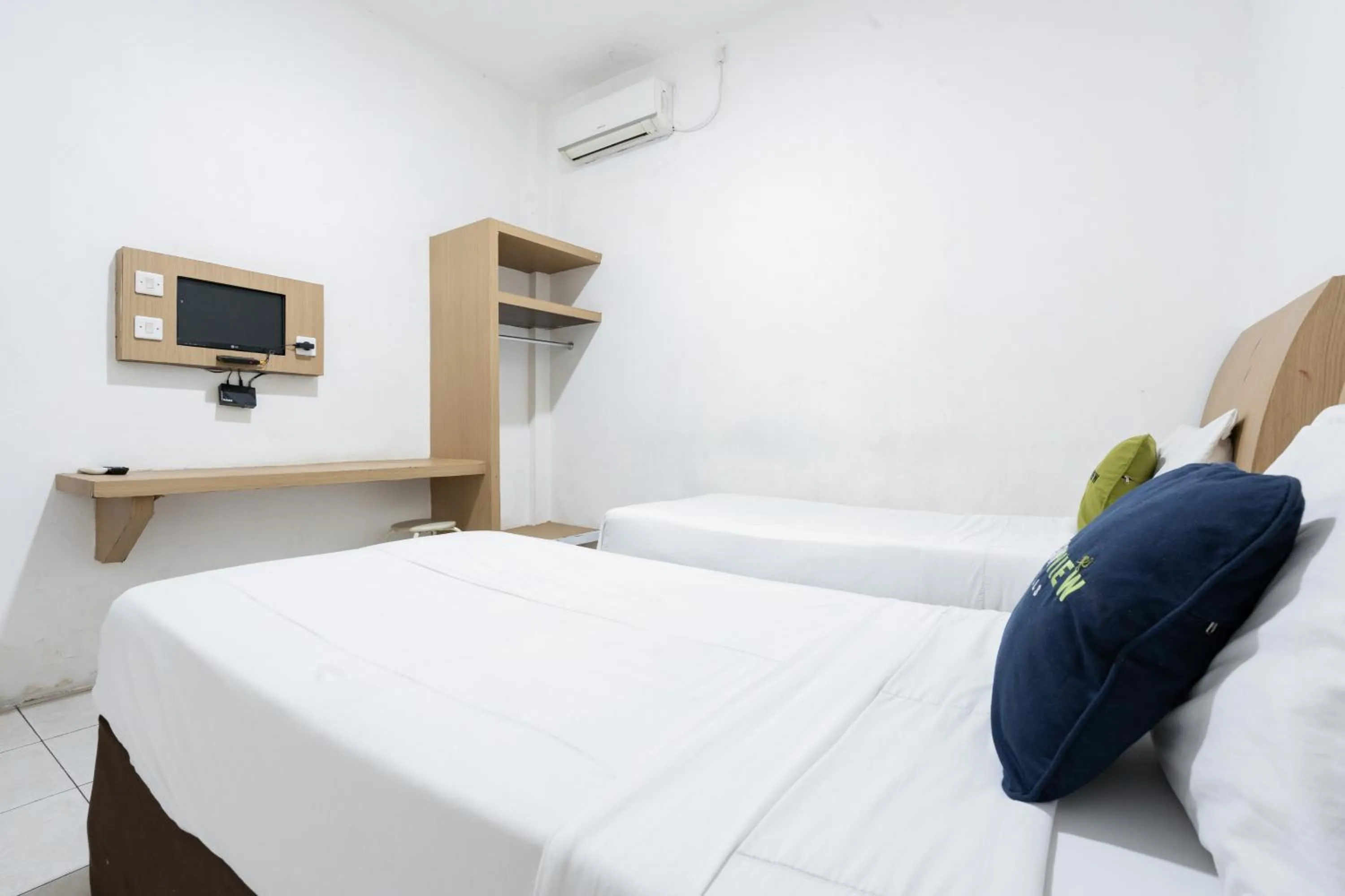 Bedroom, Bed in Urbanview Hotel Cozy Samarinda by RedDoorz