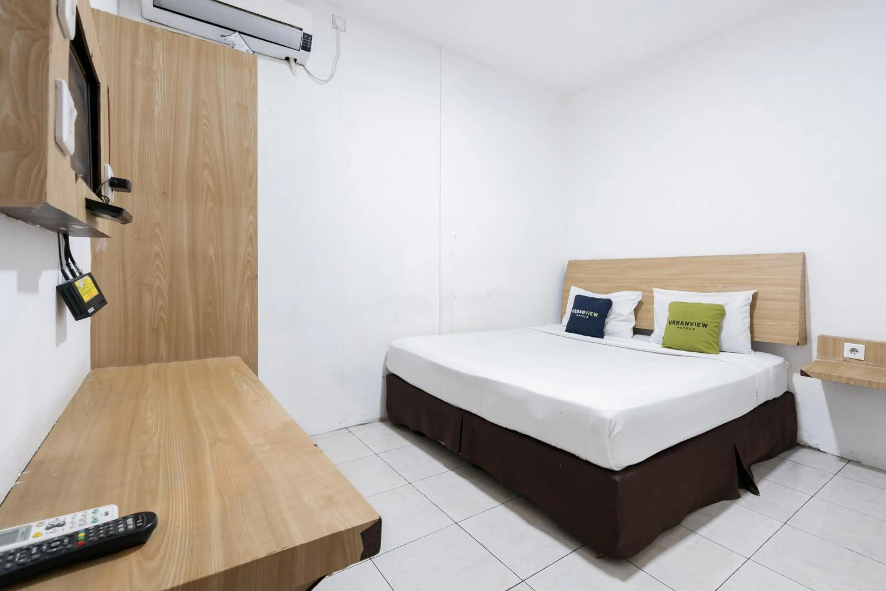 Bedroom, Bed in Urbanview Hotel Cozy Samarinda by RedDoorz