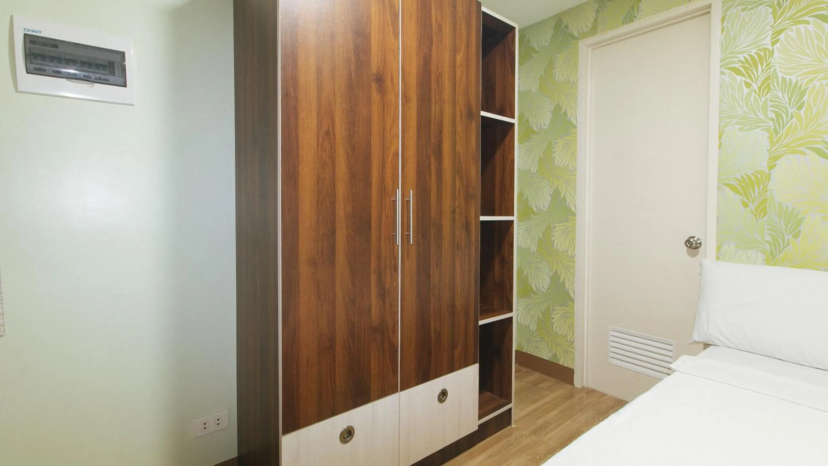 wardrobe in Mahayahay Lodge and Restaurant