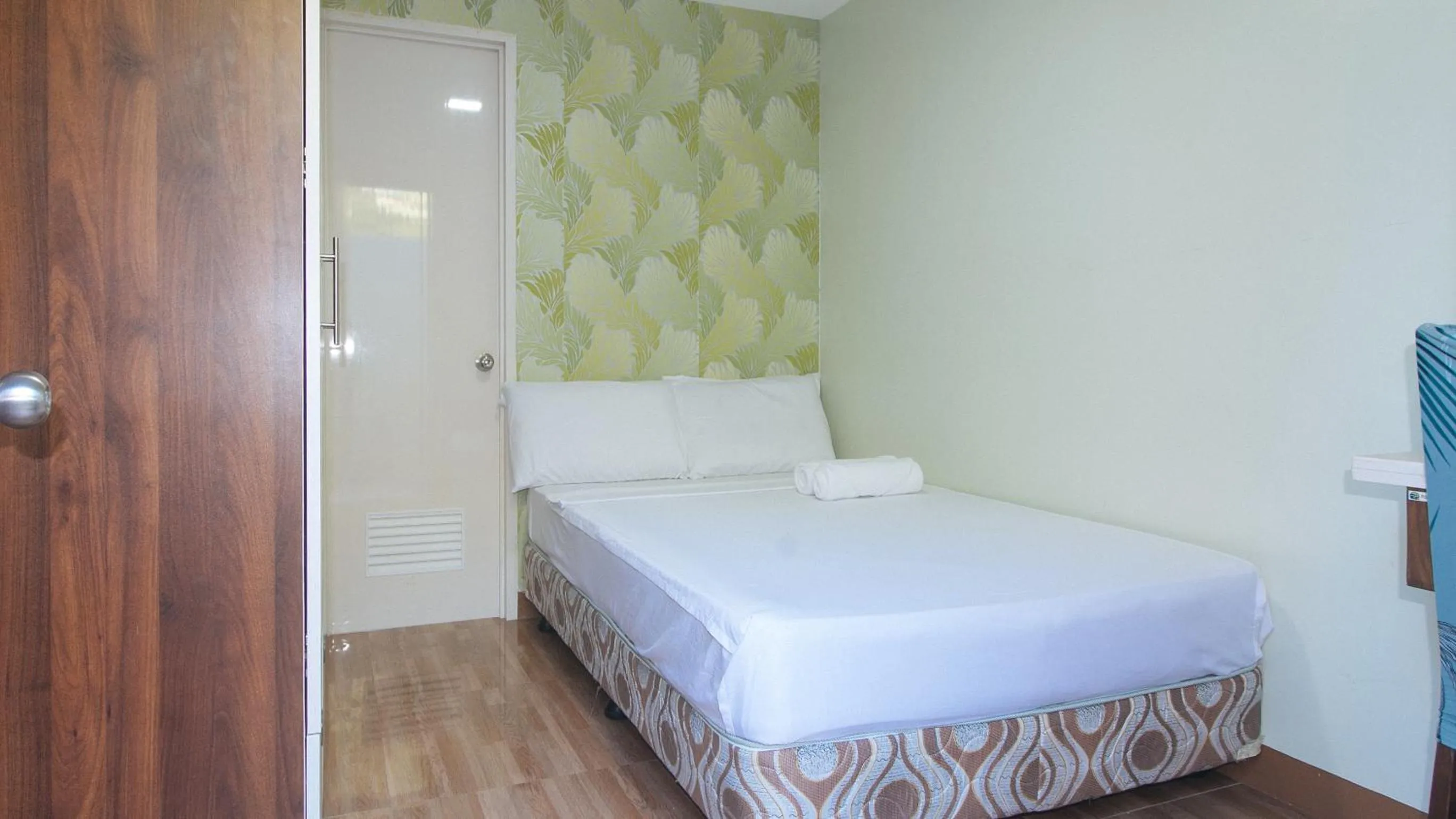 Bed in Mahayahay Lodge and Restaurant