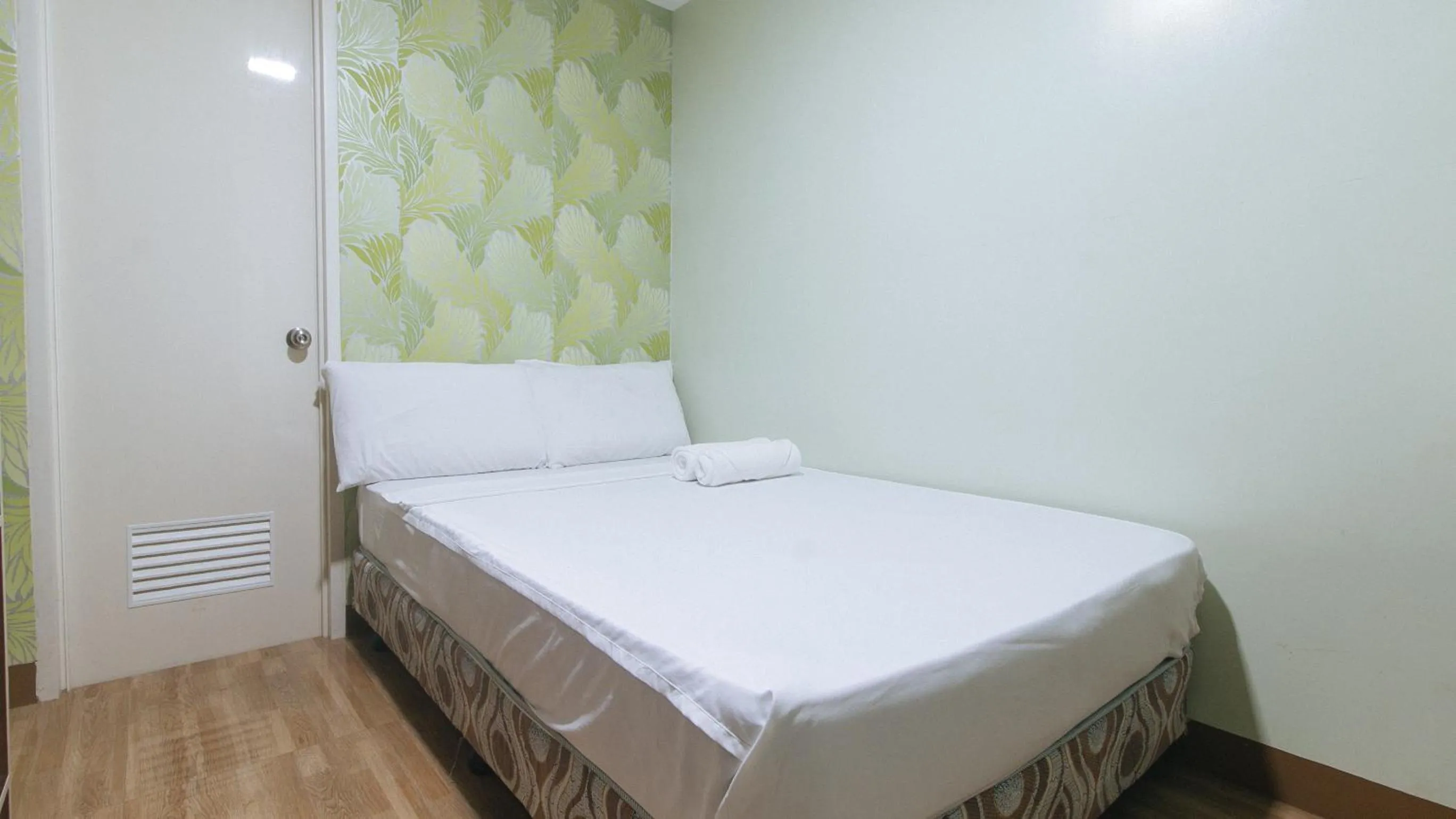 Bed in Mahayahay Lodge and Restaurant