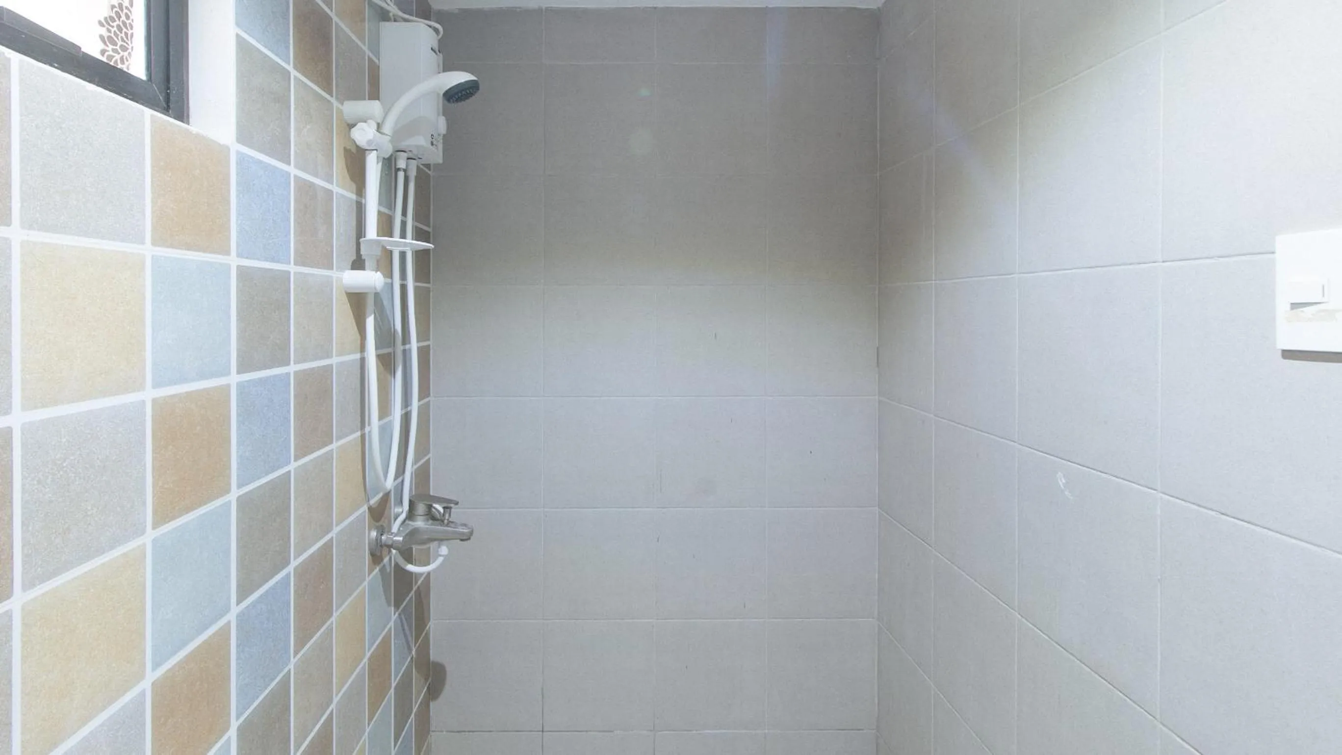 Shower in Mahayahay Lodge and Restaurant