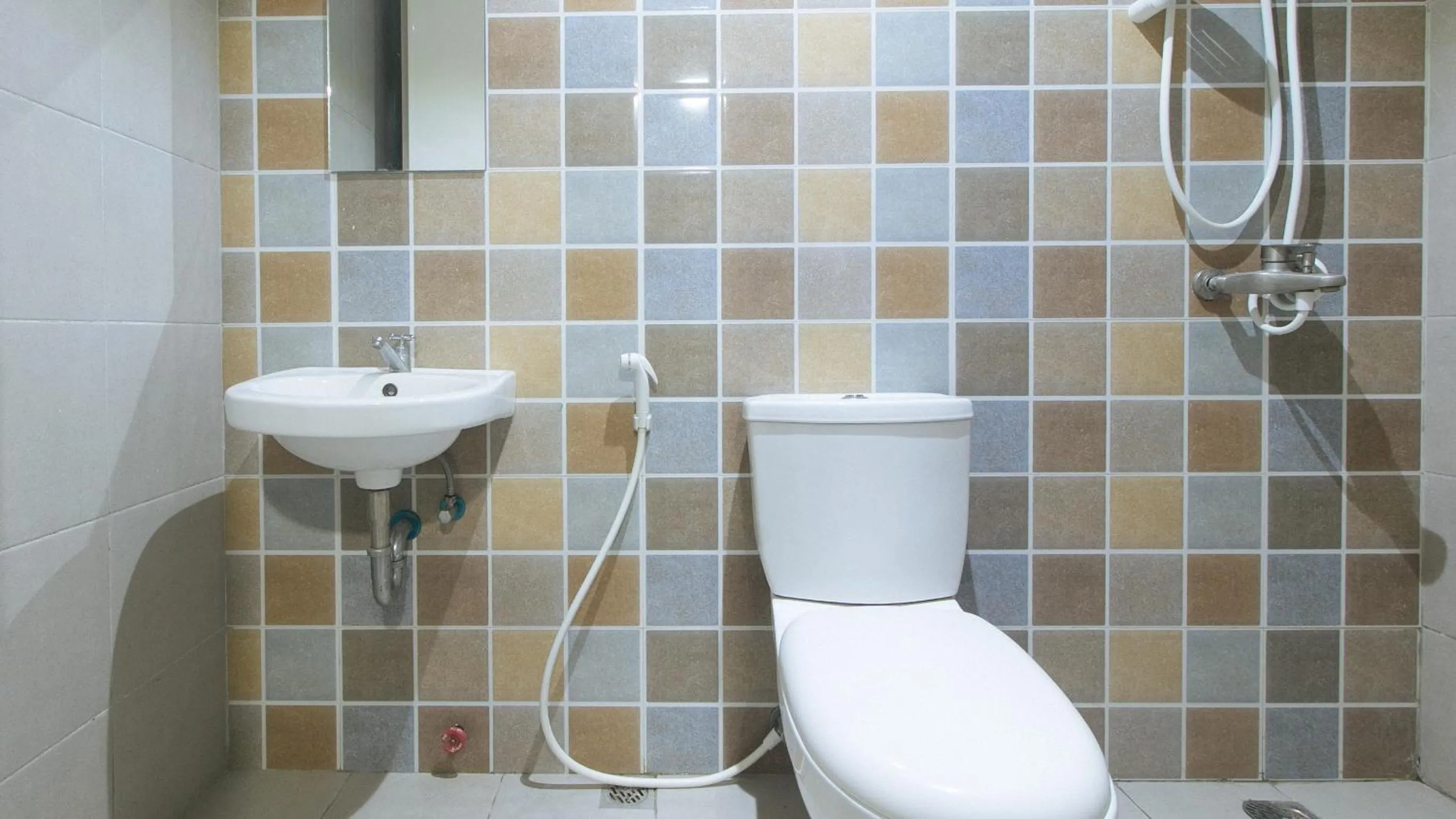 Shower in Mahayahay Lodge and Restaurant