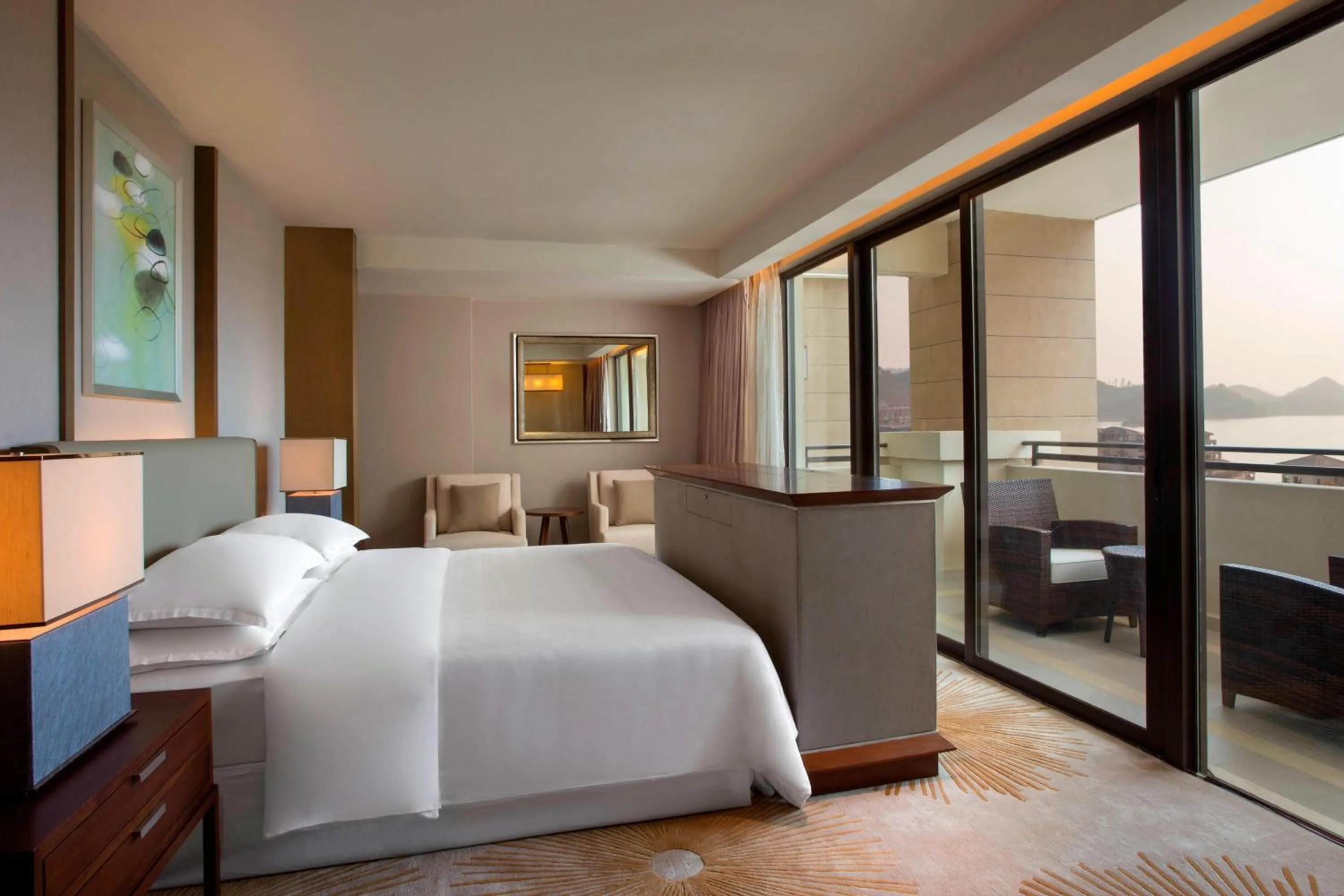 Photo of the whole room, Bed in Sheraton Huizhou Bailuhu