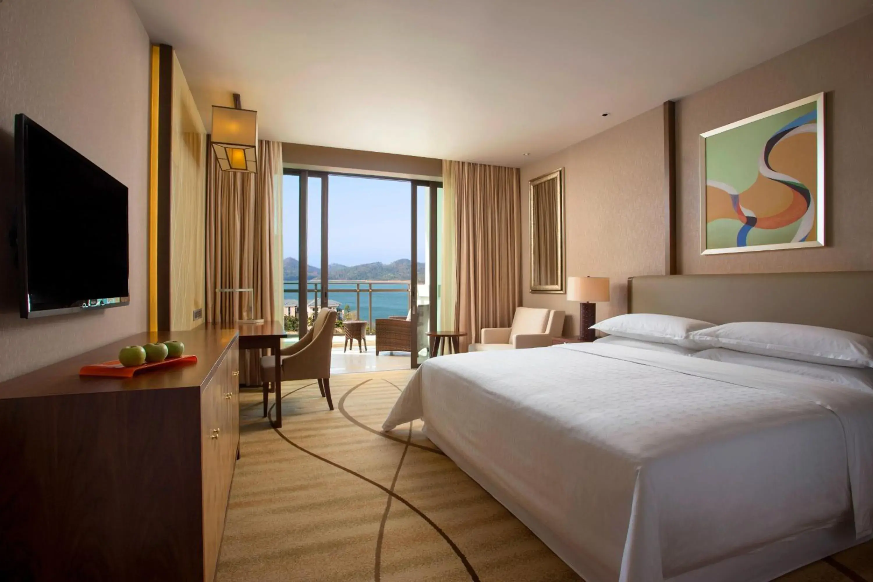 Deluxe Double Room with Garden View in Sheraton Huizhou Bailuhu Deluxe Double Room with Garden View in Sheraton Huizhou Bailuhu