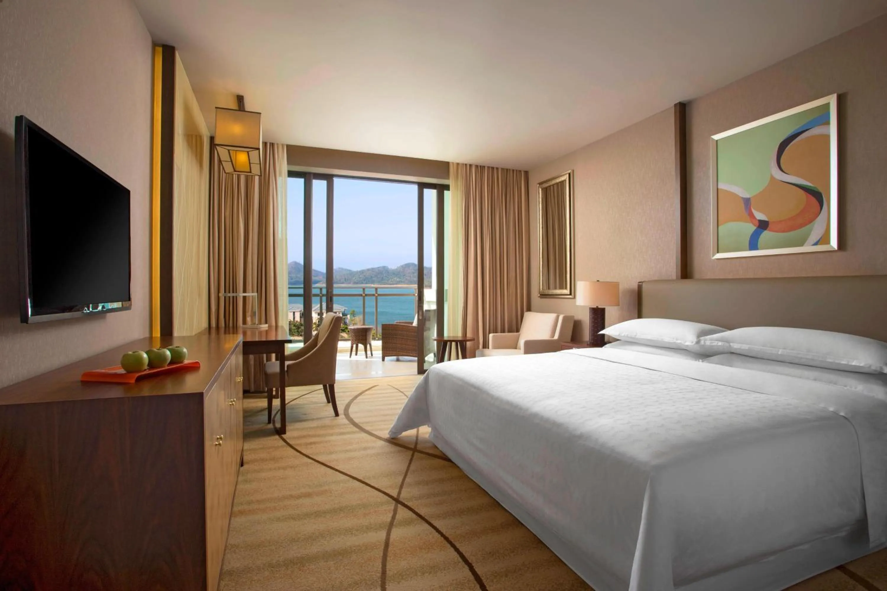 Photo of the whole room, Bed in Sheraton Huizhou Bailuhu