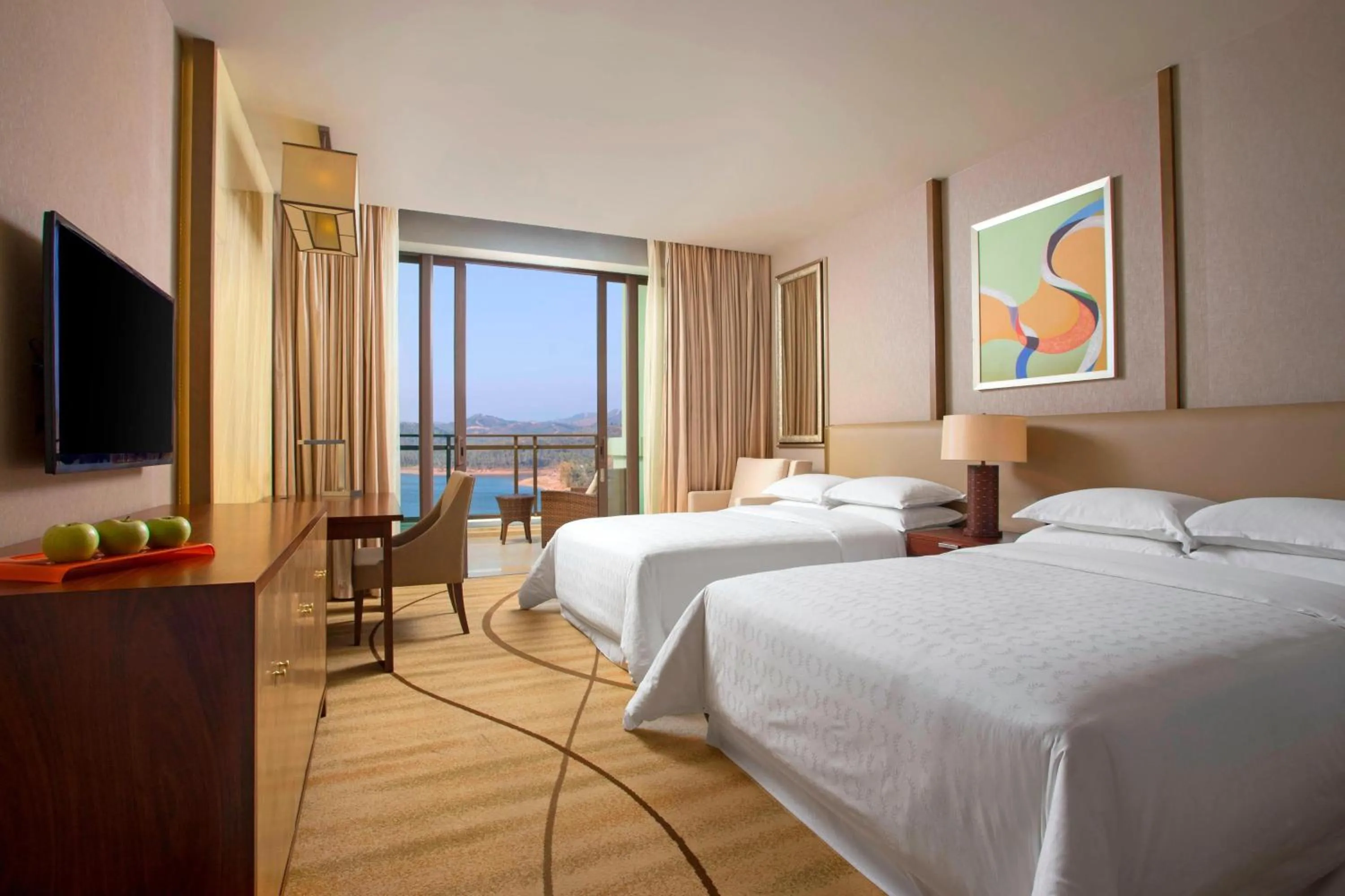 Photo of the whole room, Bed in Sheraton Huizhou Bailuhu