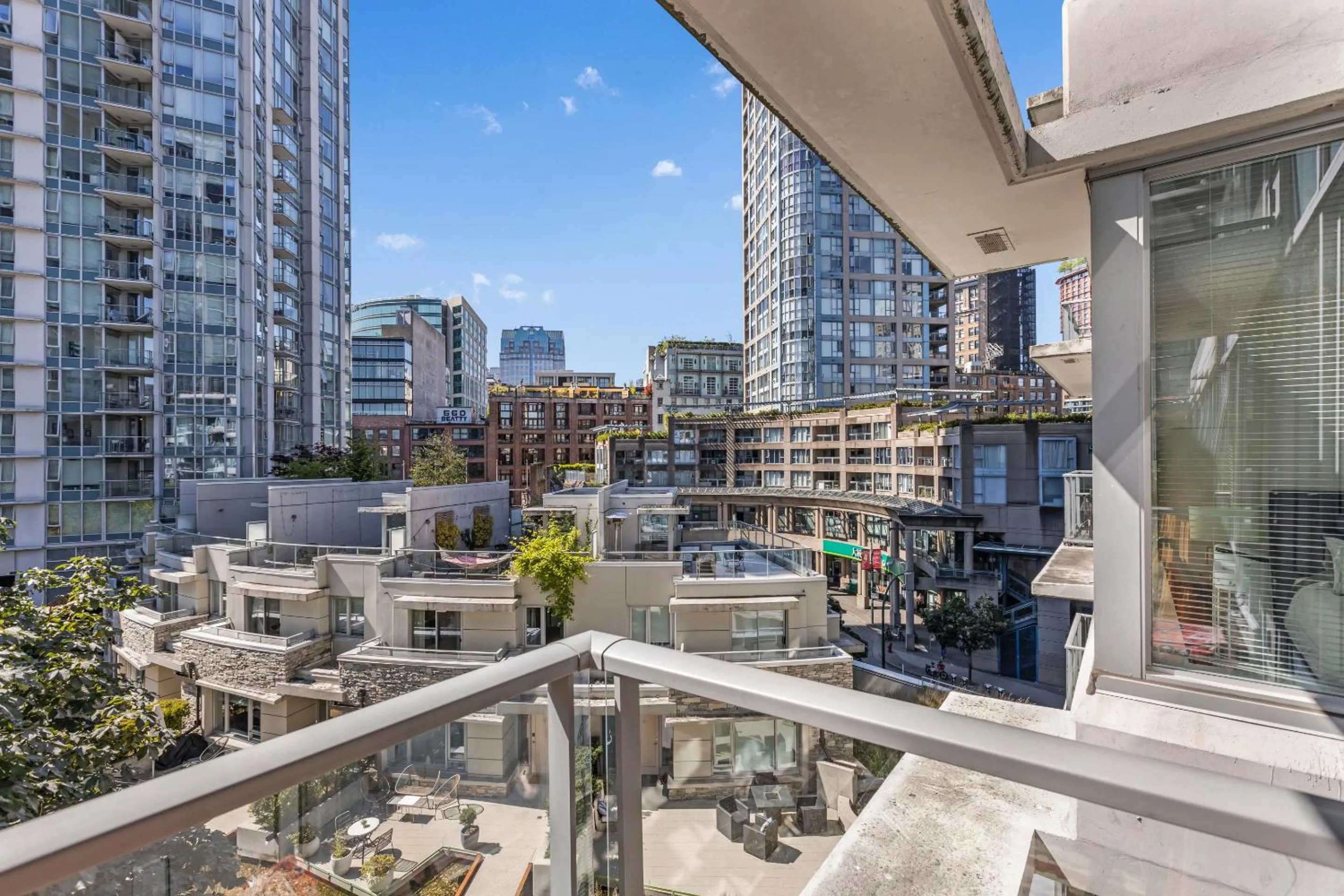 Other in Gastown Downtown Apartment very central