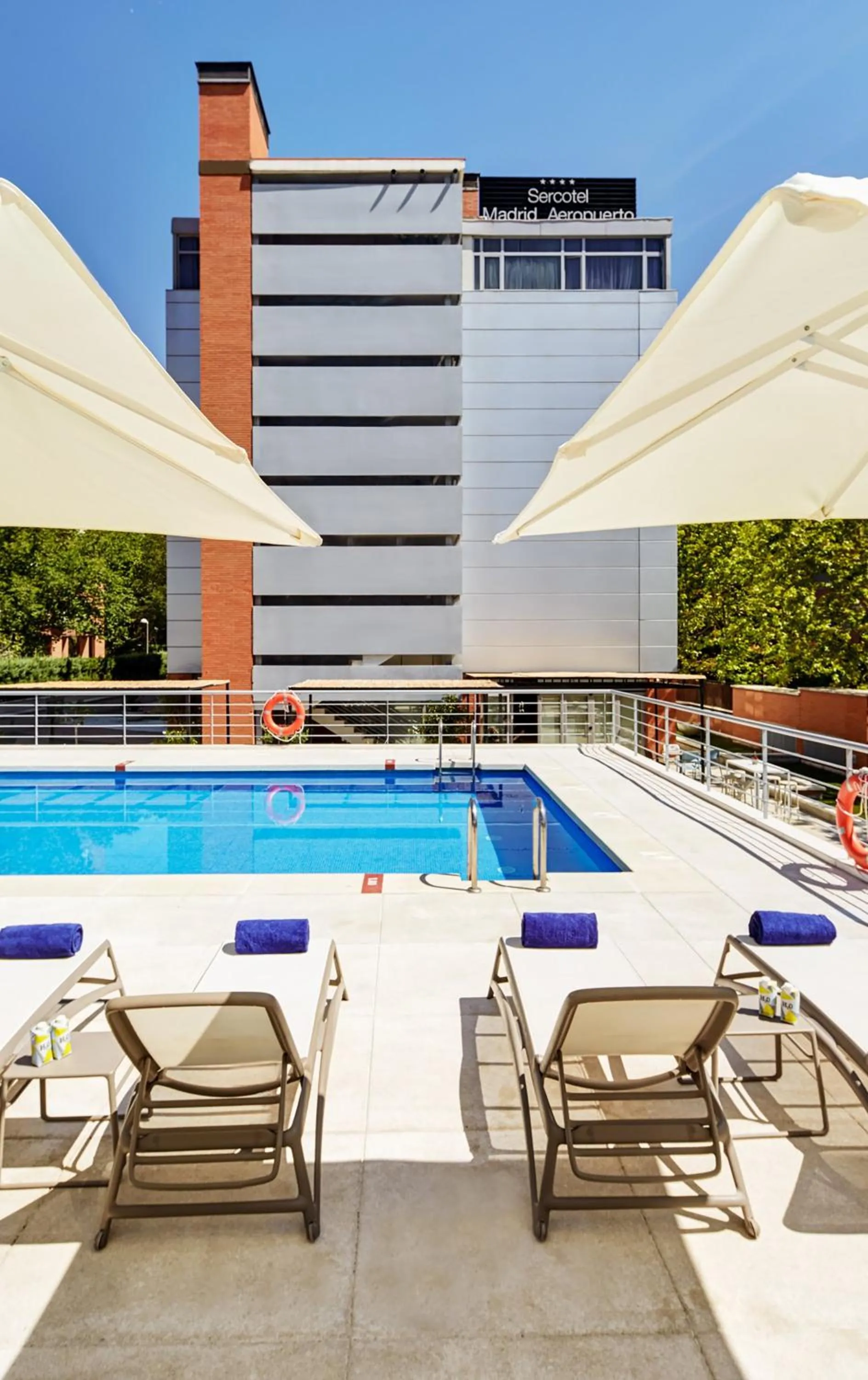 Swimming pool in Sercotel Madrid Aeropuerto