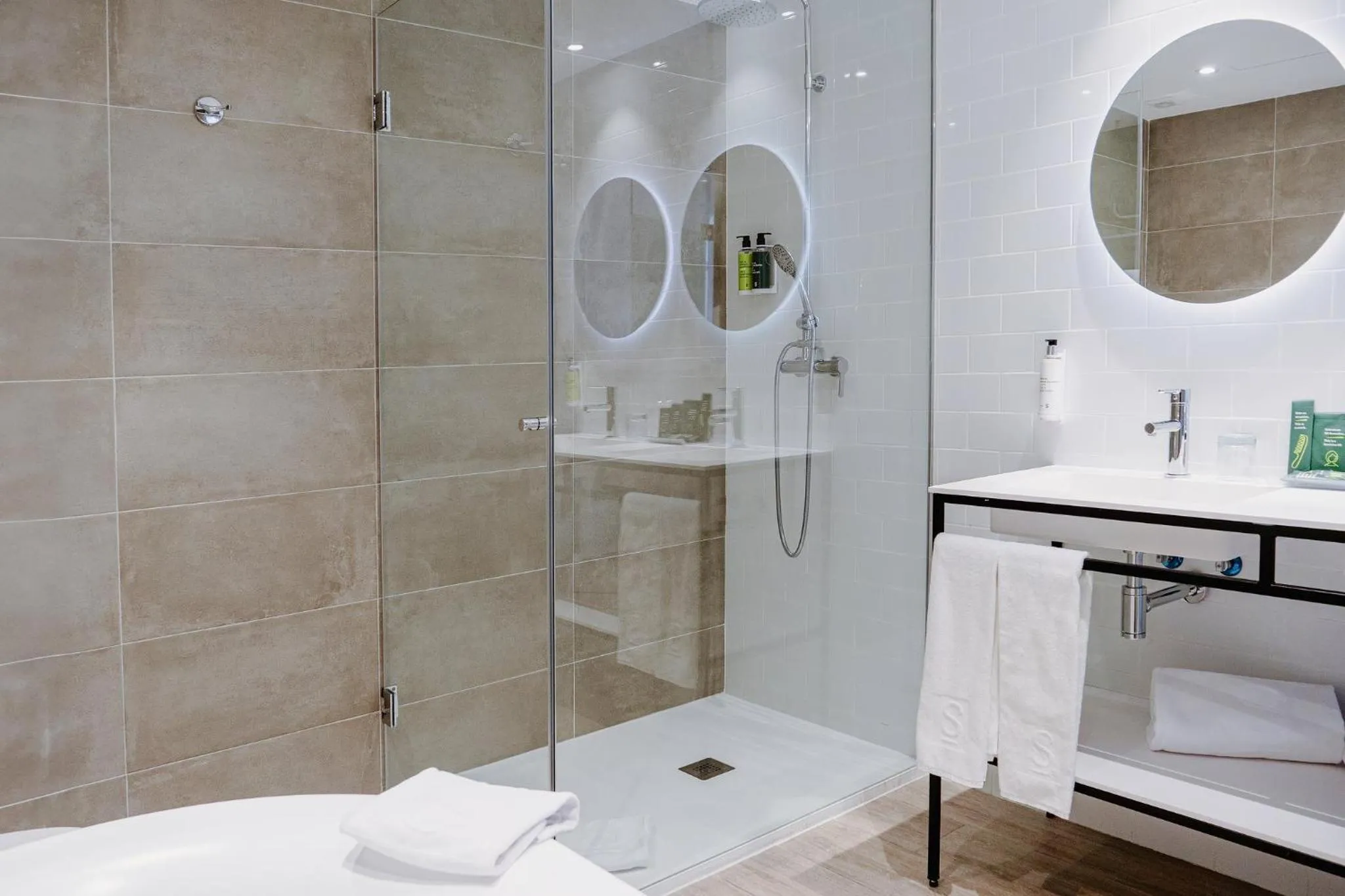 Photo of the whole room in Sercotel Madrid Aeropuerto