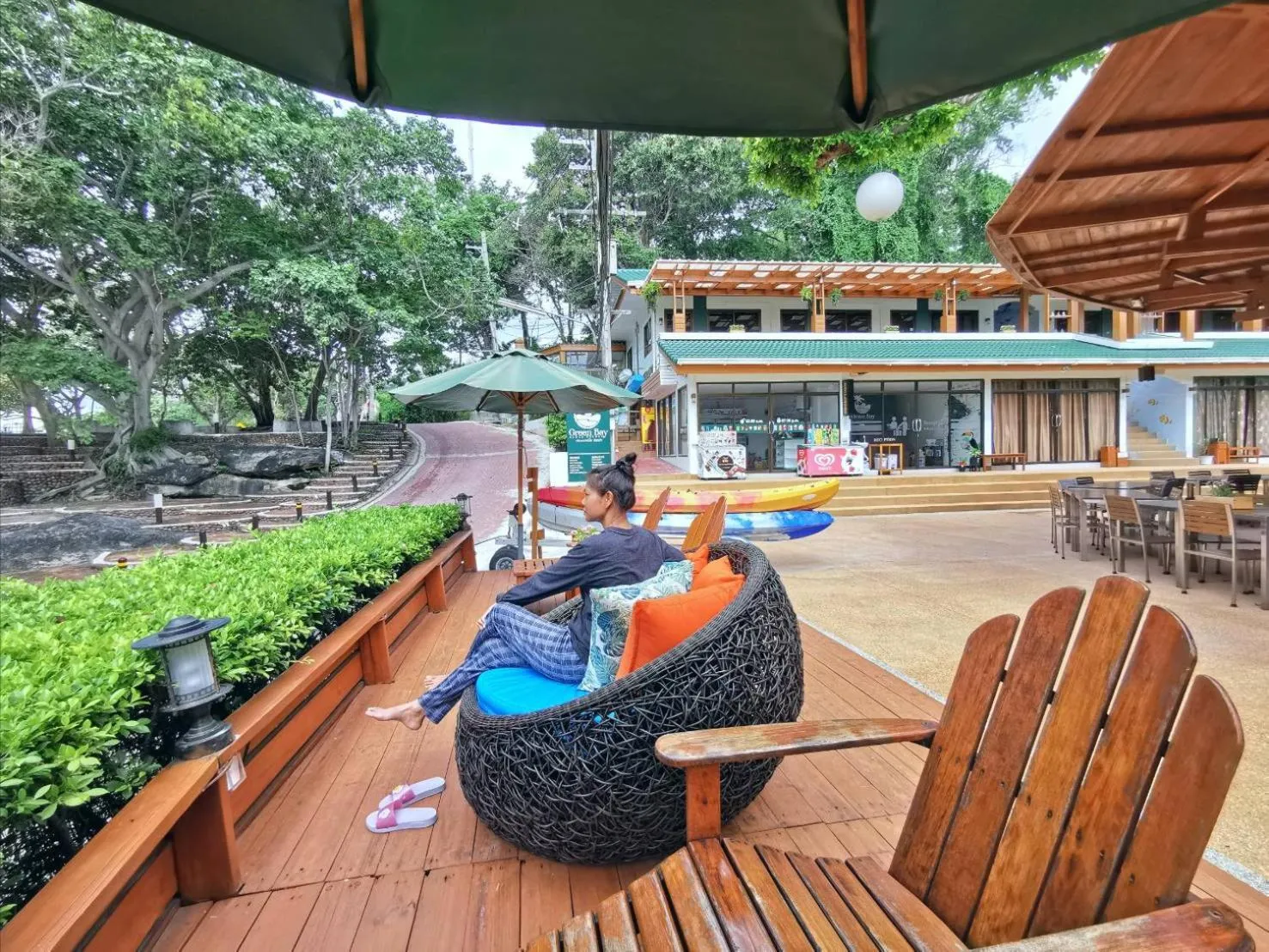 Property building in Green Bay Samed Resort