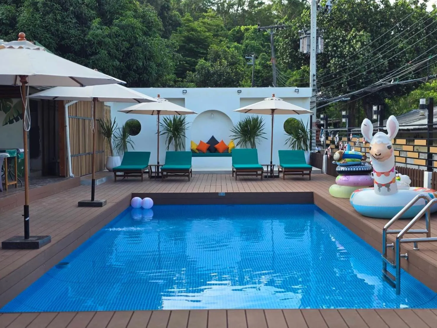 Swimming pool in Green Bay Samed Resort