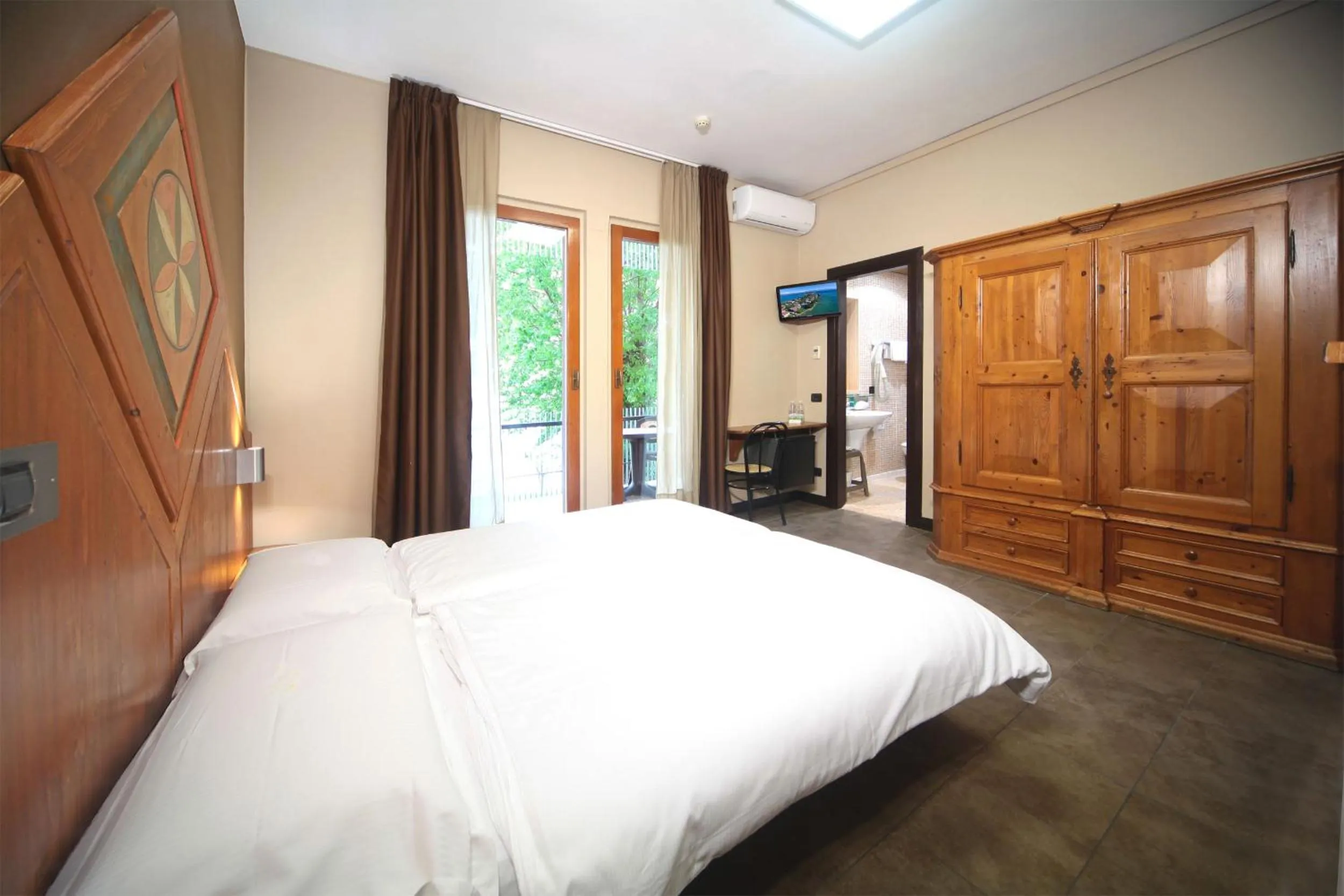 Bed in Smeraldo apartments