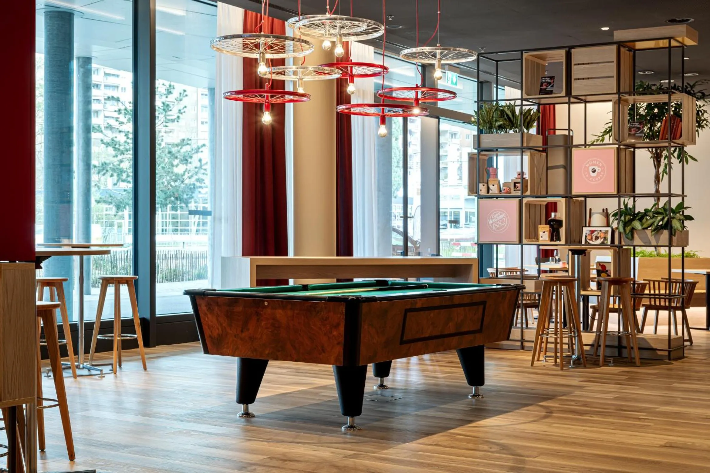 Lounge or bar in IntercityHotel Geneva