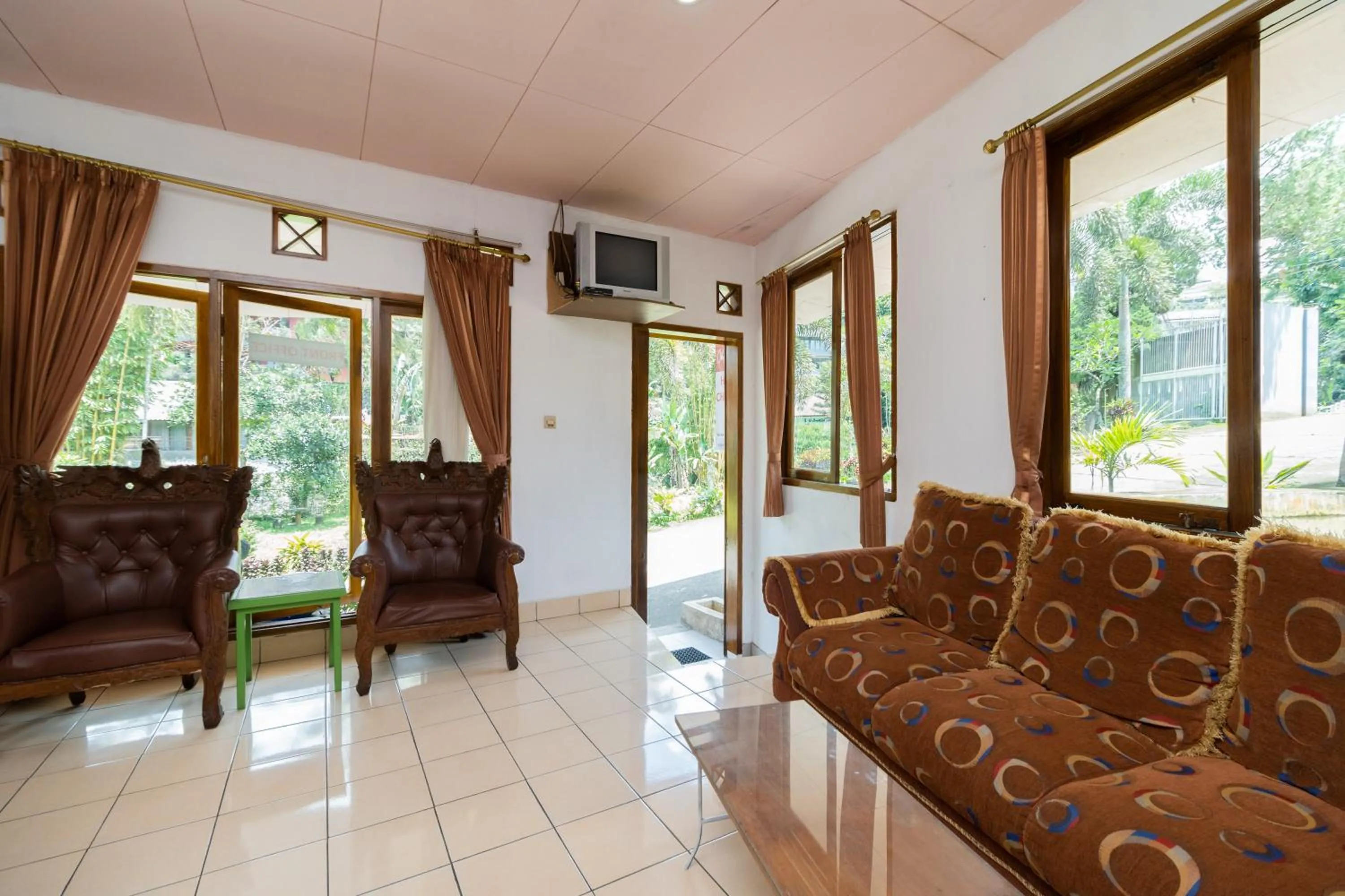 Living room in Urbanview Hotel Griya Astoeti 2 Cisarua Puncak