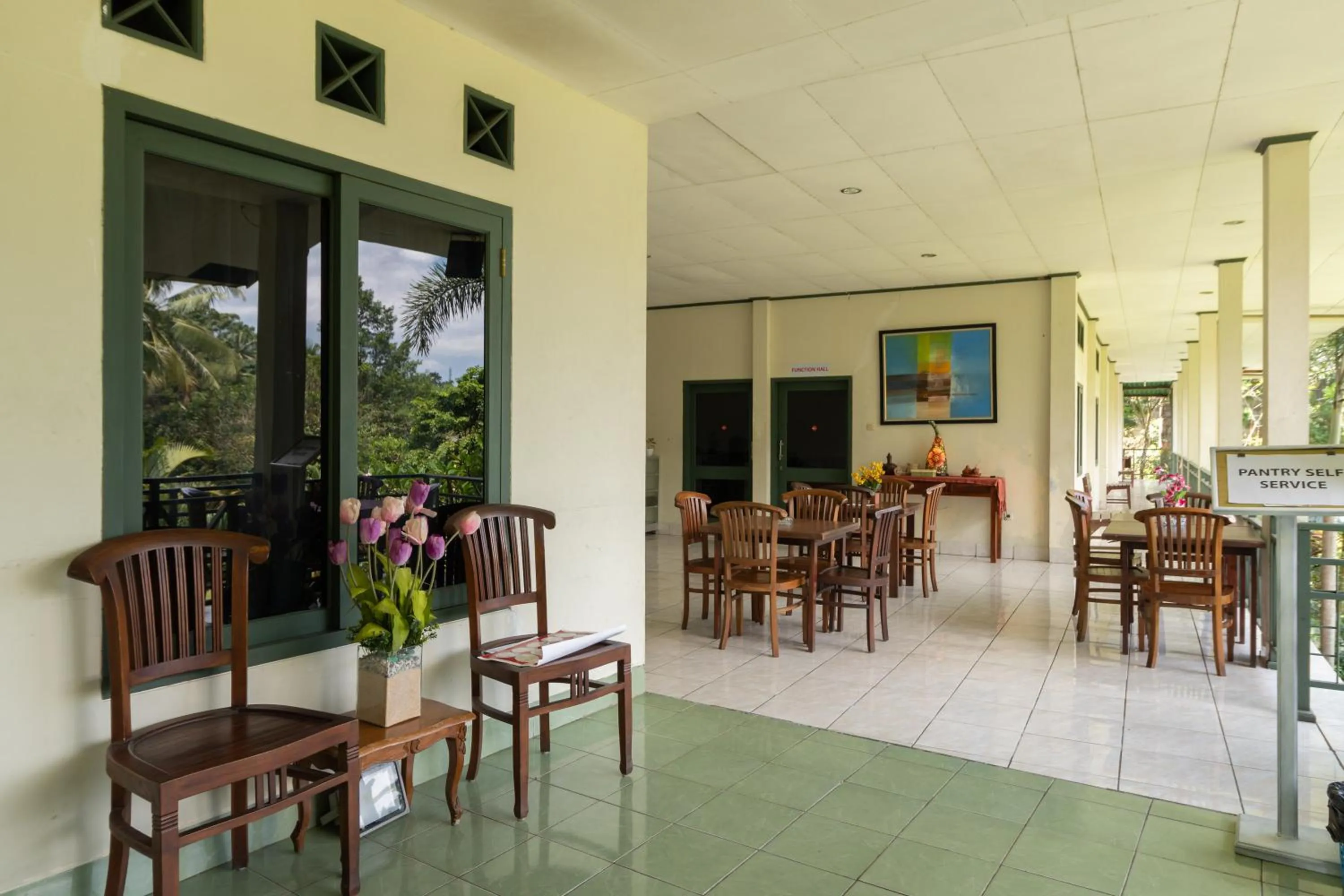 Living room in Urbanview Hotel Griya Astoeti 2 Cisarua Puncak