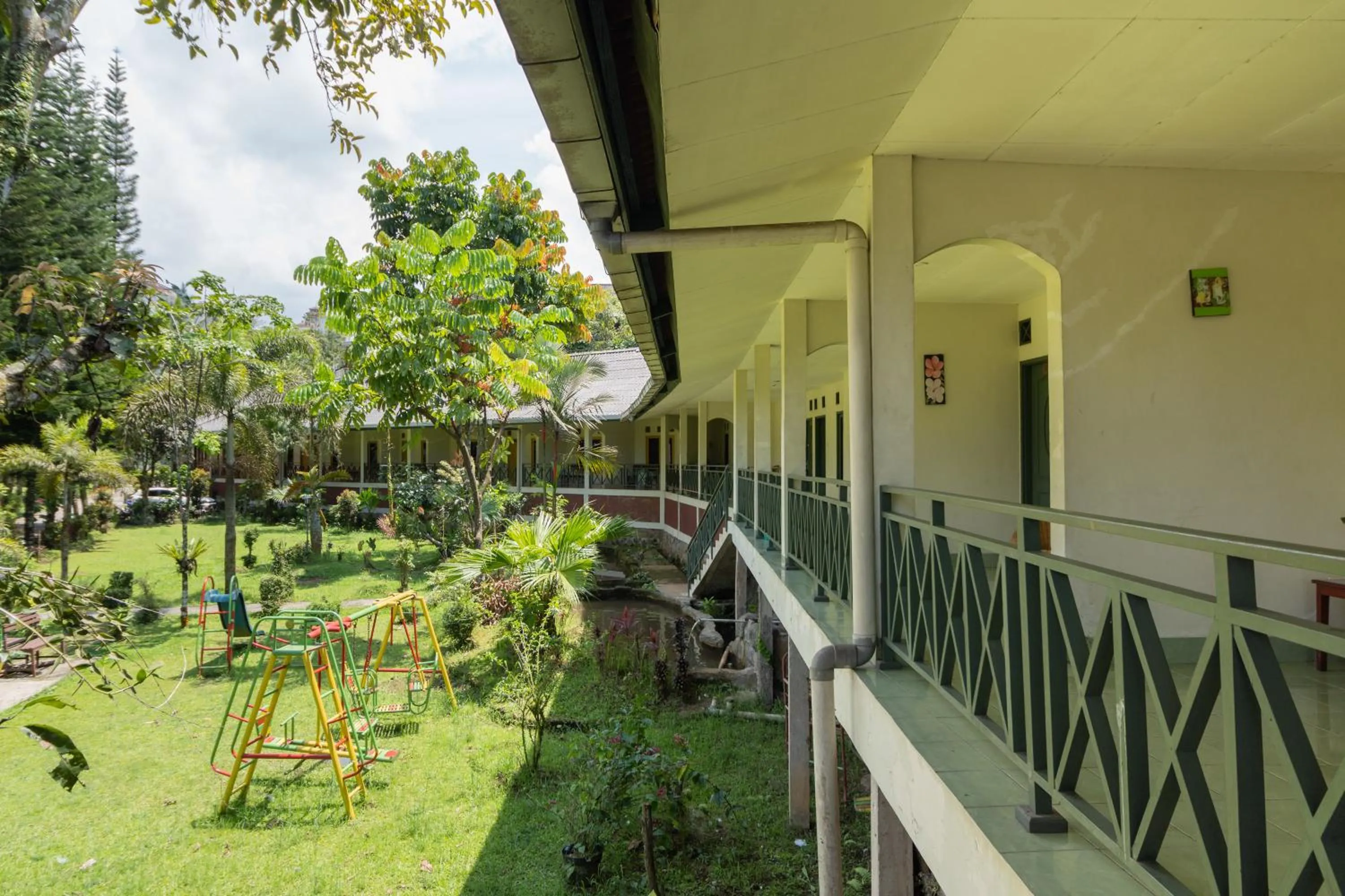 Garden in Urbanview Hotel Griya Astoeti 2 Cisarua Puncak