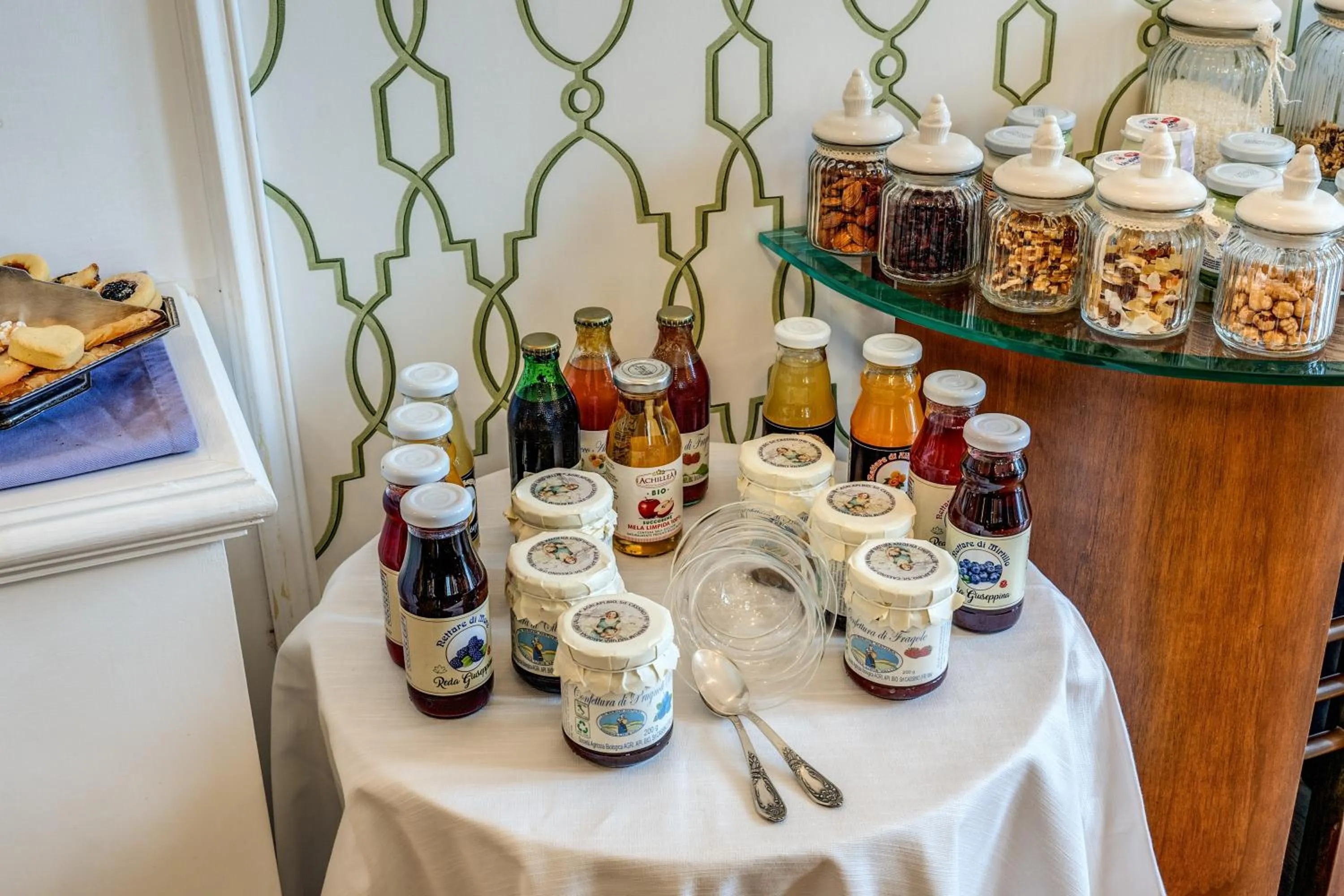 Food and drinks in Mangili Garden Hotel