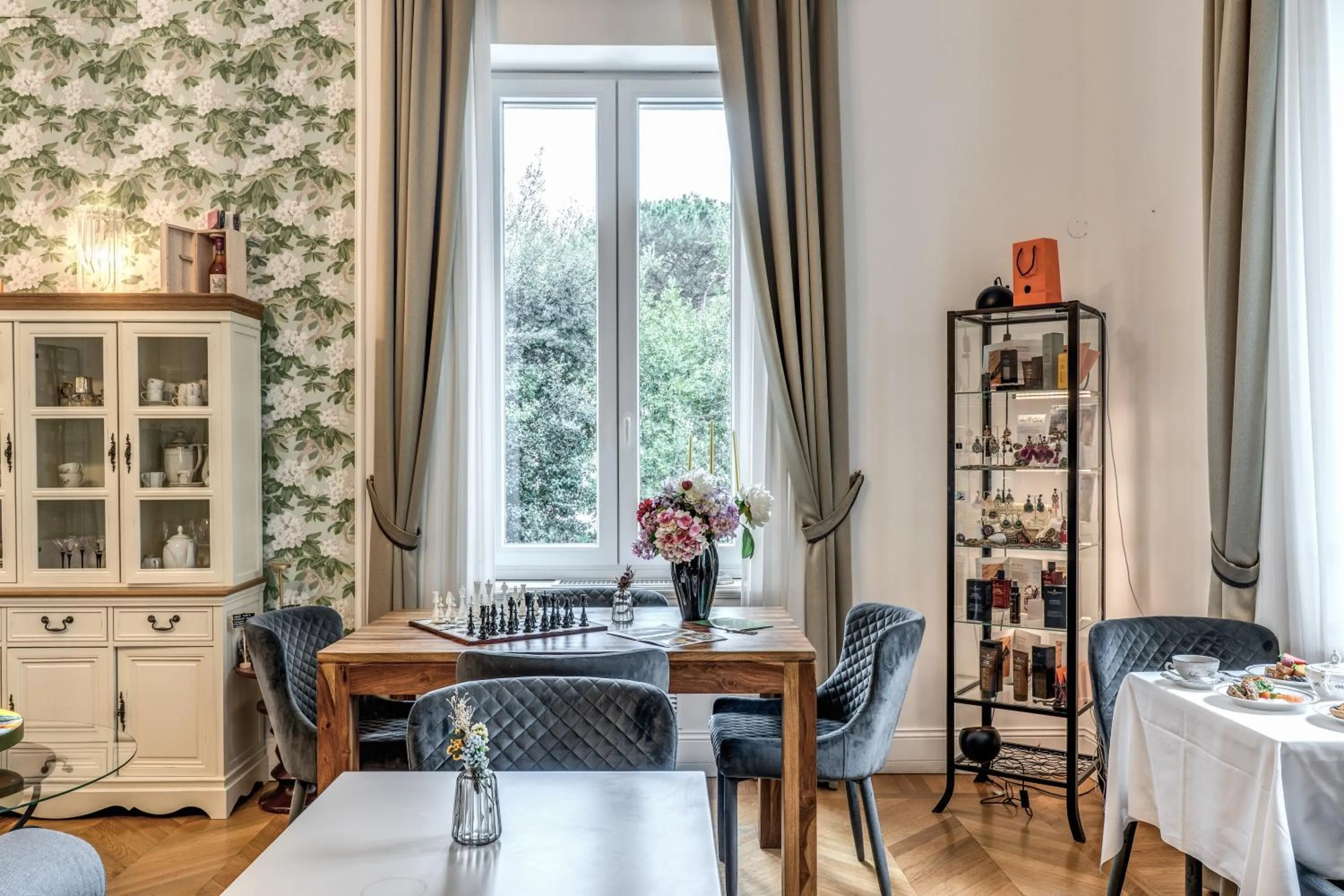 Communal lounge/ TV room in Mangili Garden Hotel