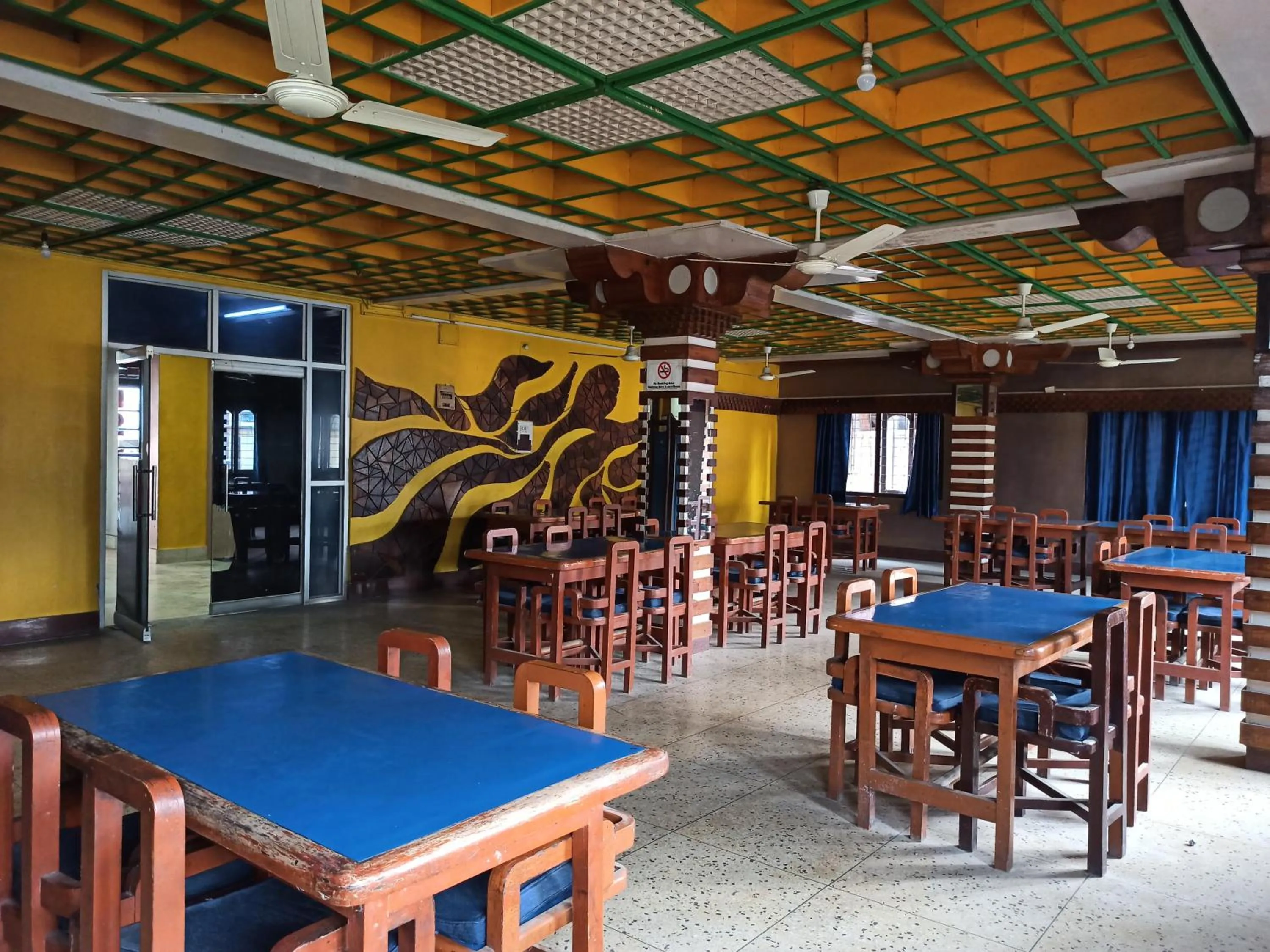 Restaurant/places to eat in Hotel Aane