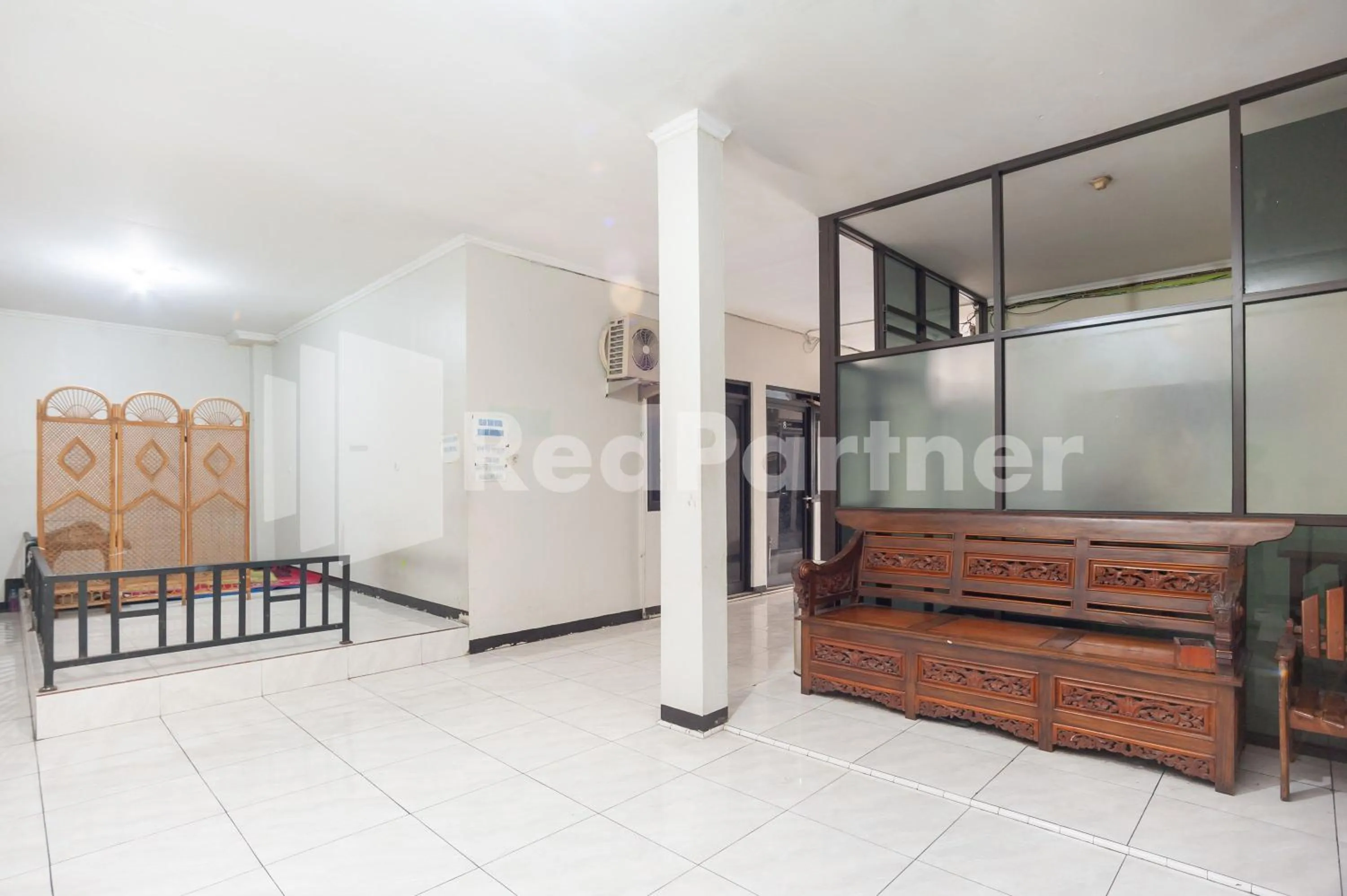 Seating area in Wisma Juanda Bogor Mitra RedDoorz