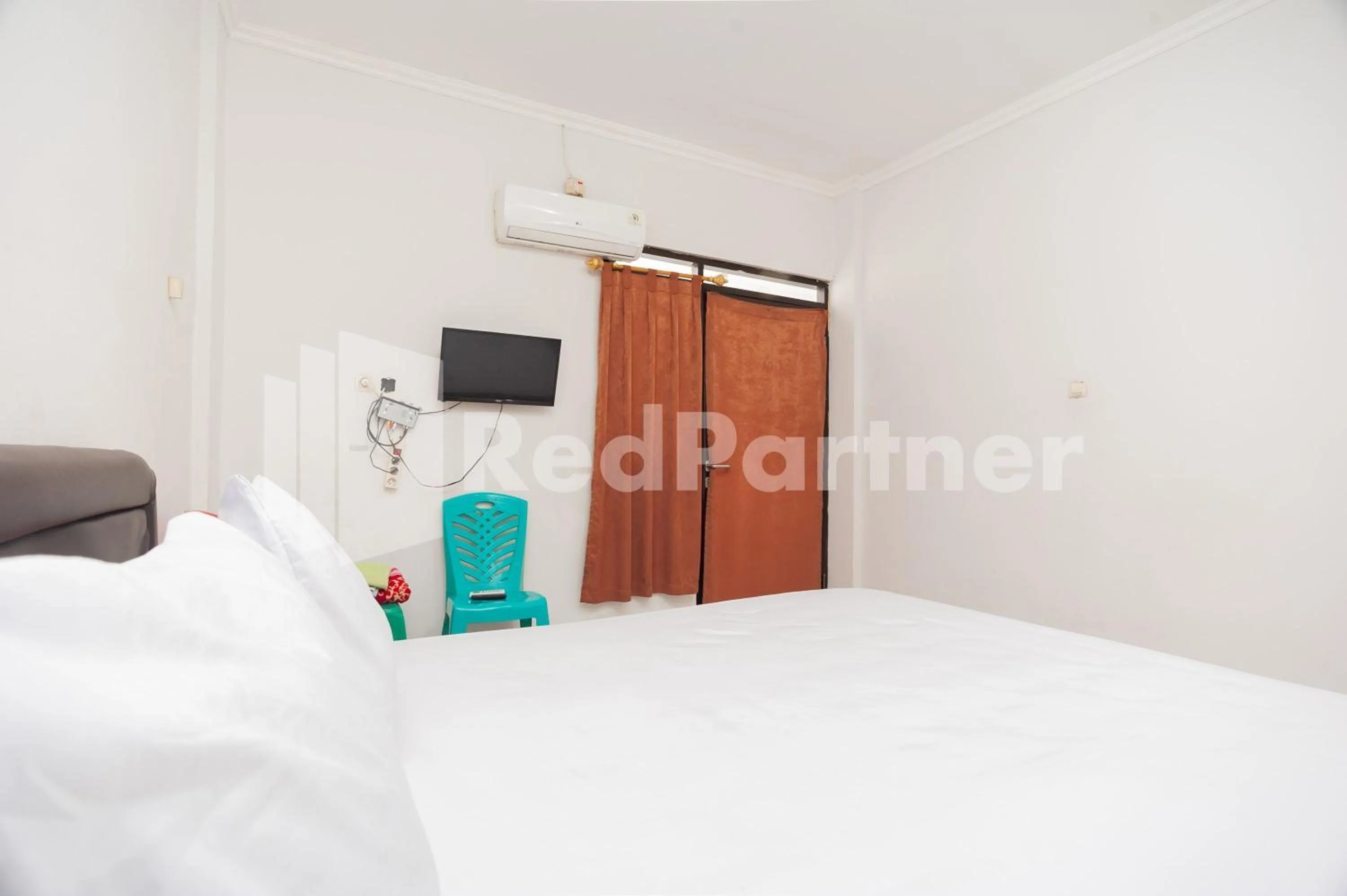 Bedroom, Bed in Wisma Juanda Bogor Mitra RedDoorz