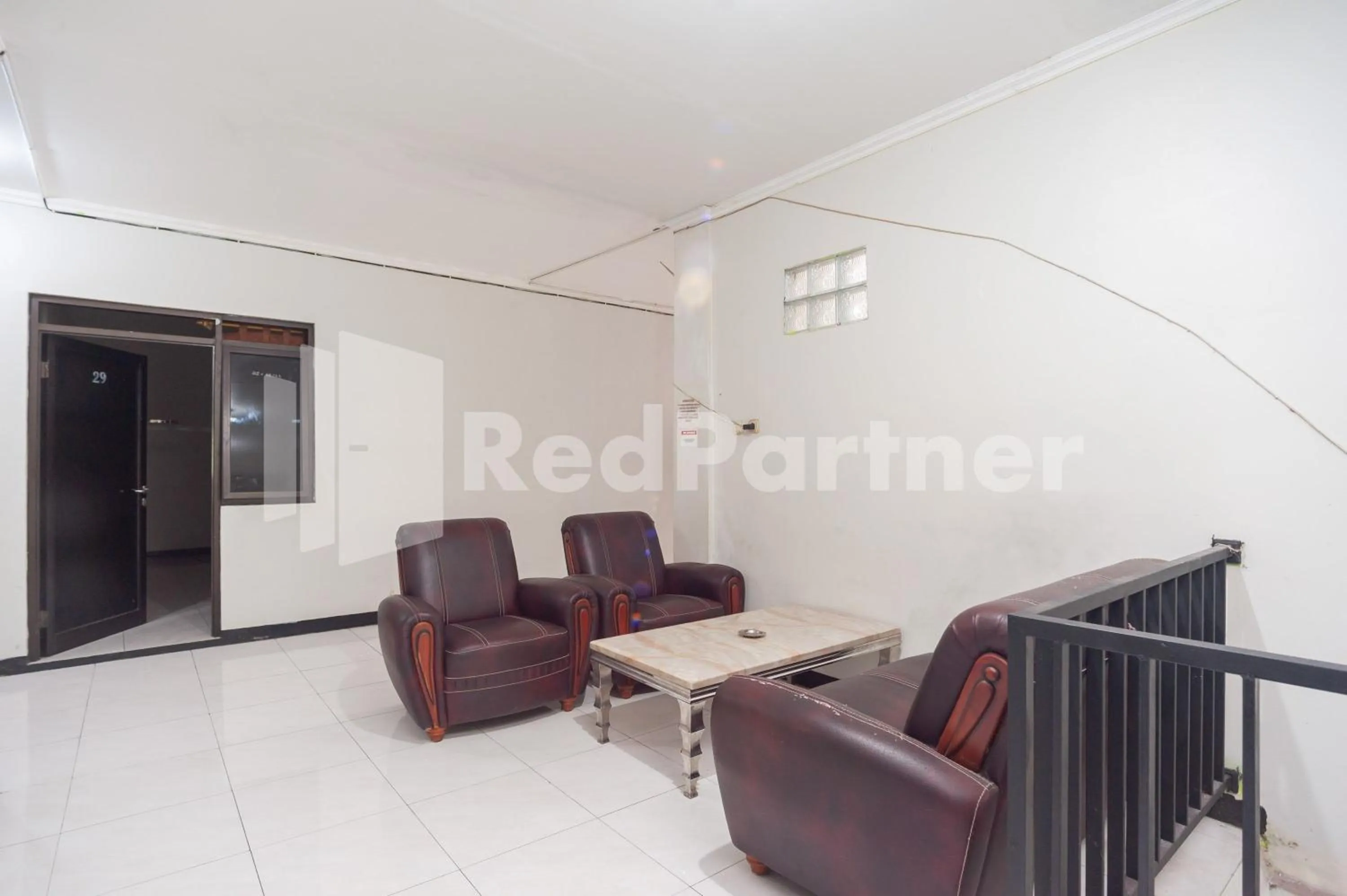 Living room in Wisma Juanda Bogor Mitra RedDoorz