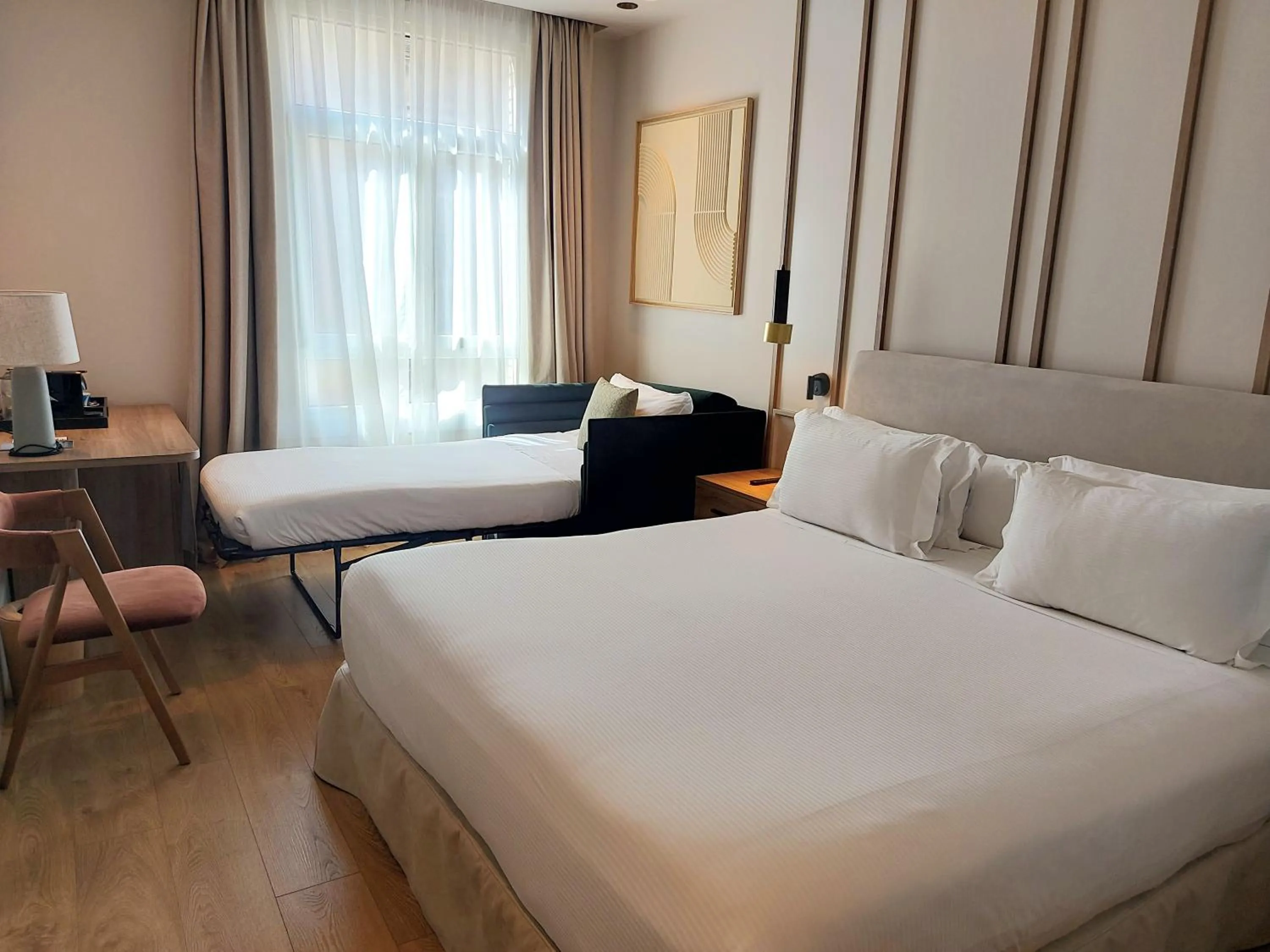 Bed in H10 Puerta de Alcalá 4 Sup