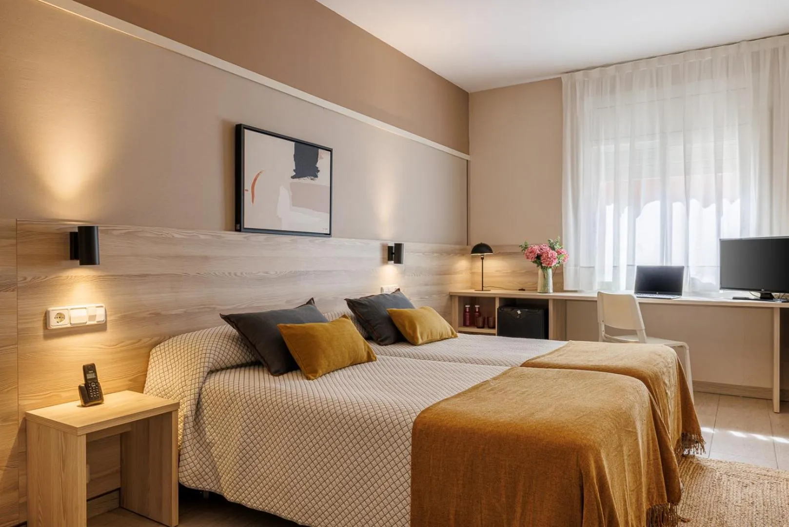 Photo of the whole room, Bed in Bonanova Park