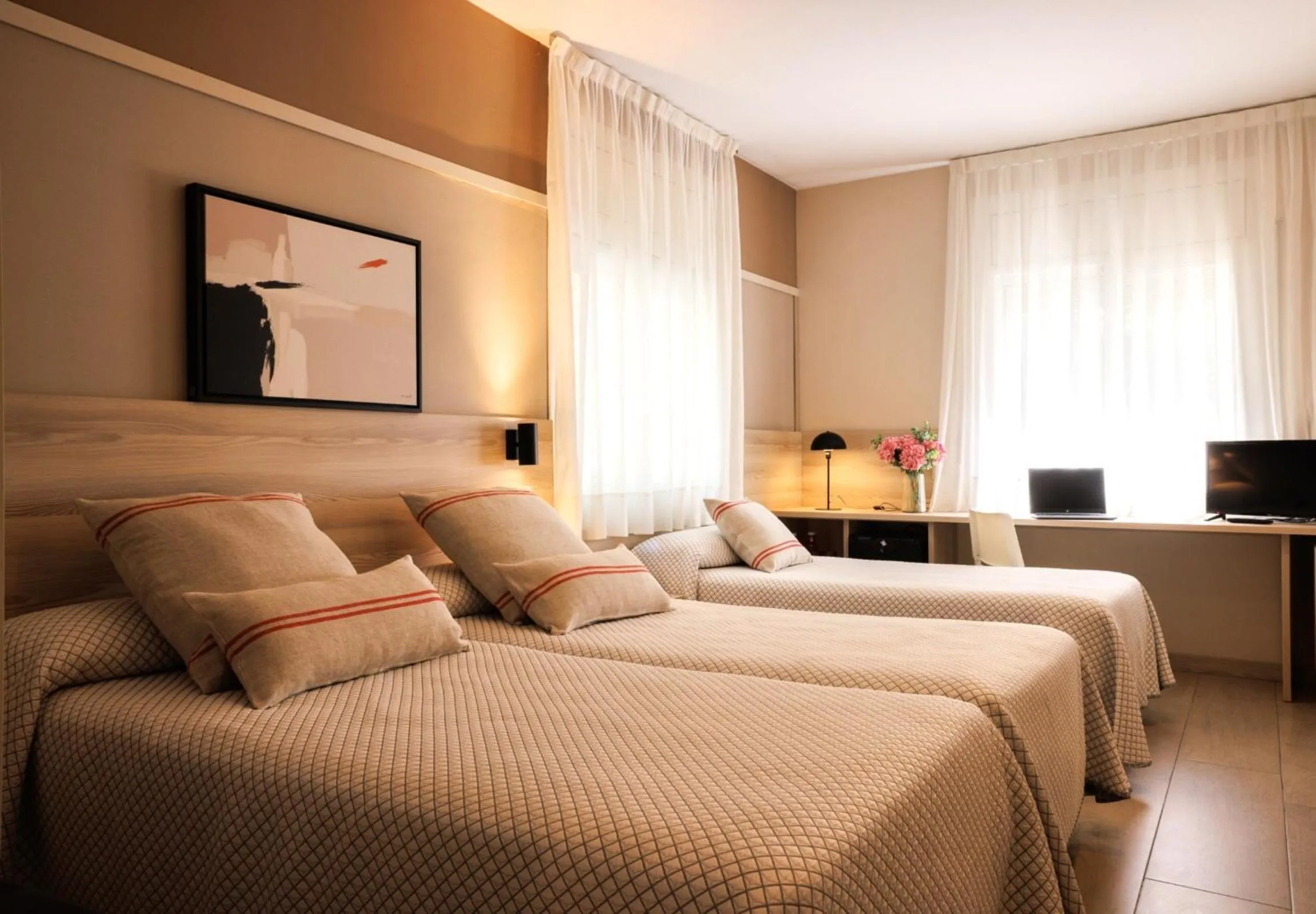 Photo of the whole room, Bed in Bonanova Park