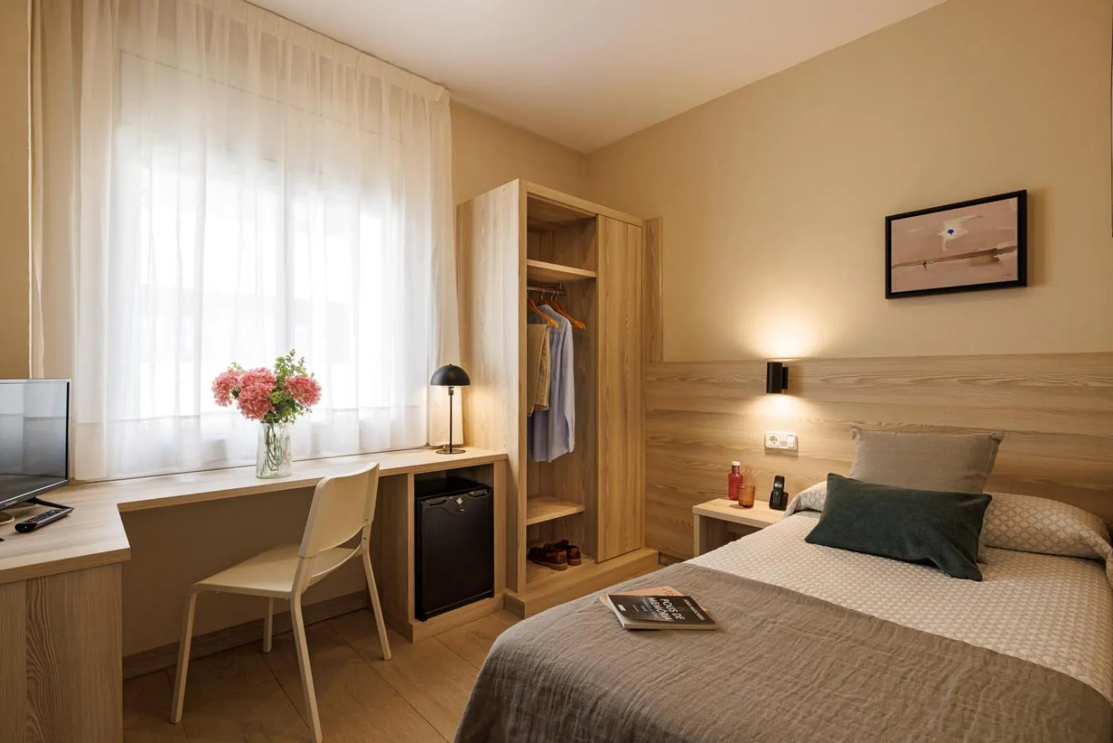 Photo of the whole room, Bed in Bonanova Park