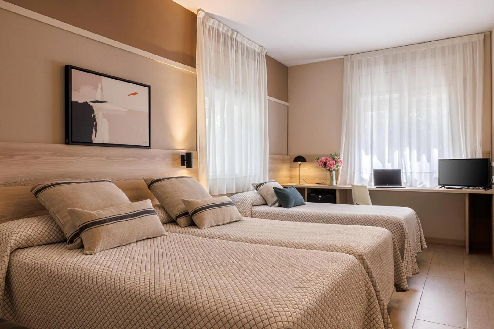 Photo of the whole room, Bed in Bonanova Park