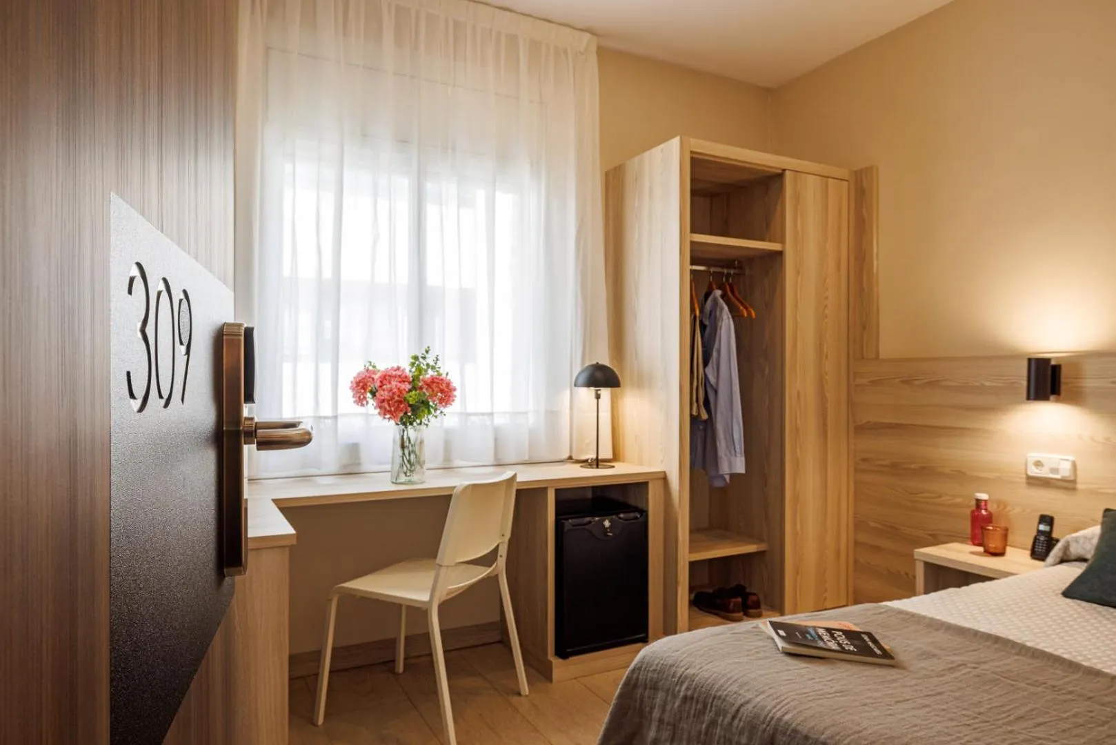 Photo of the whole room, Bed in Bonanova Park