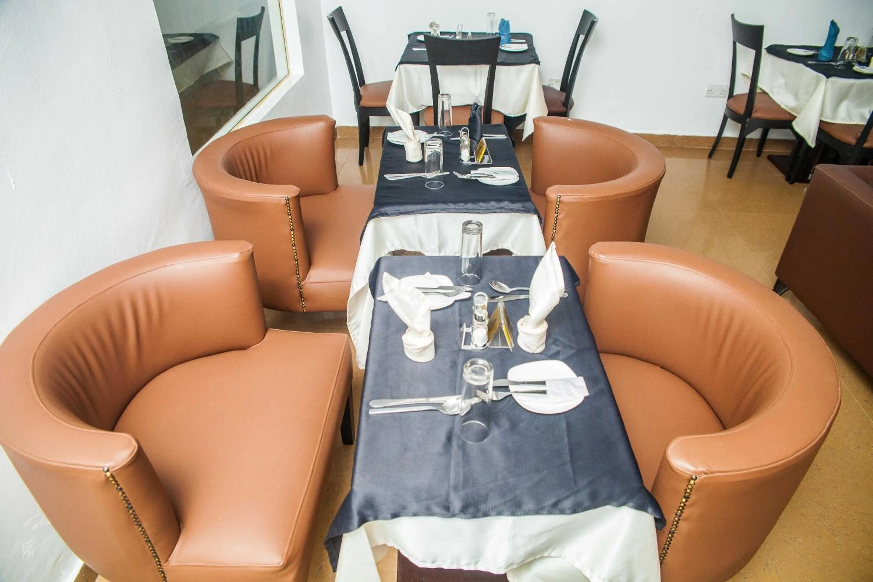 Restaurant/places to eat in G61 Hotel