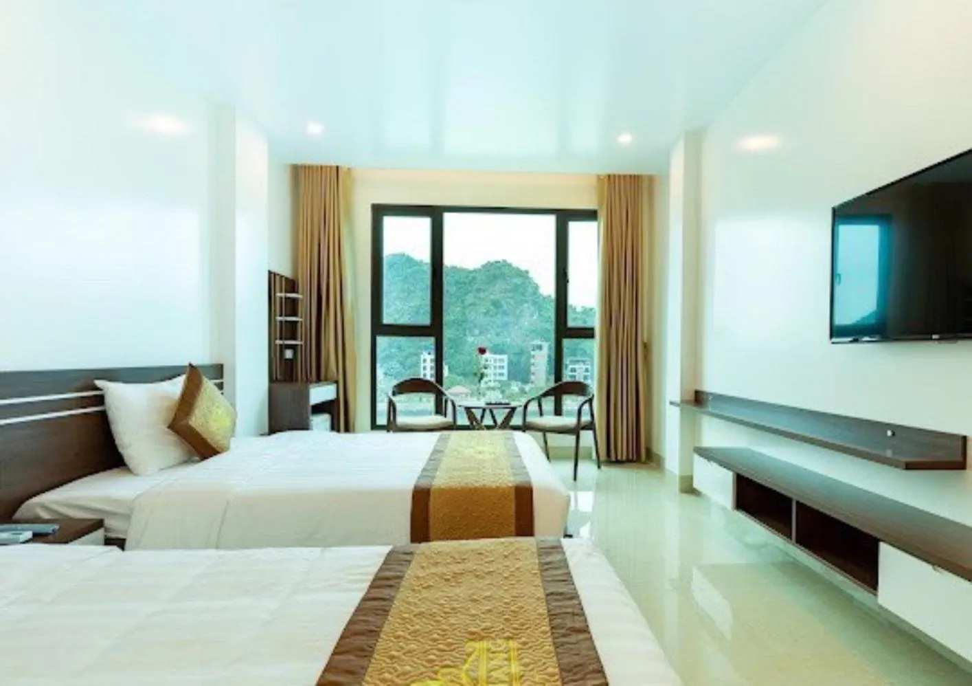 TV and multimedia, Bed in Tung Quang Hotel