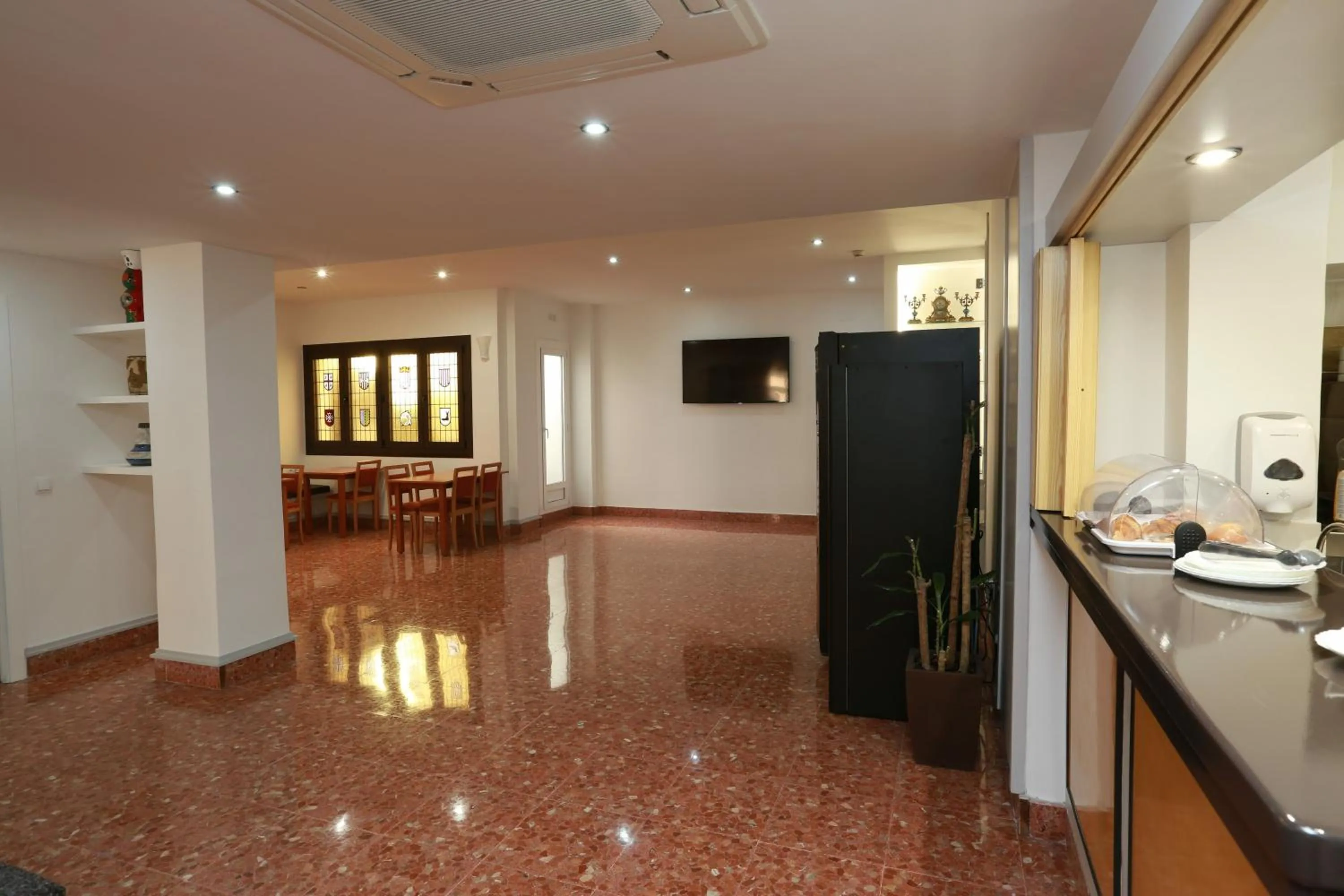 Communal lounge/ TV room in Hotel Alguer Camp Nou